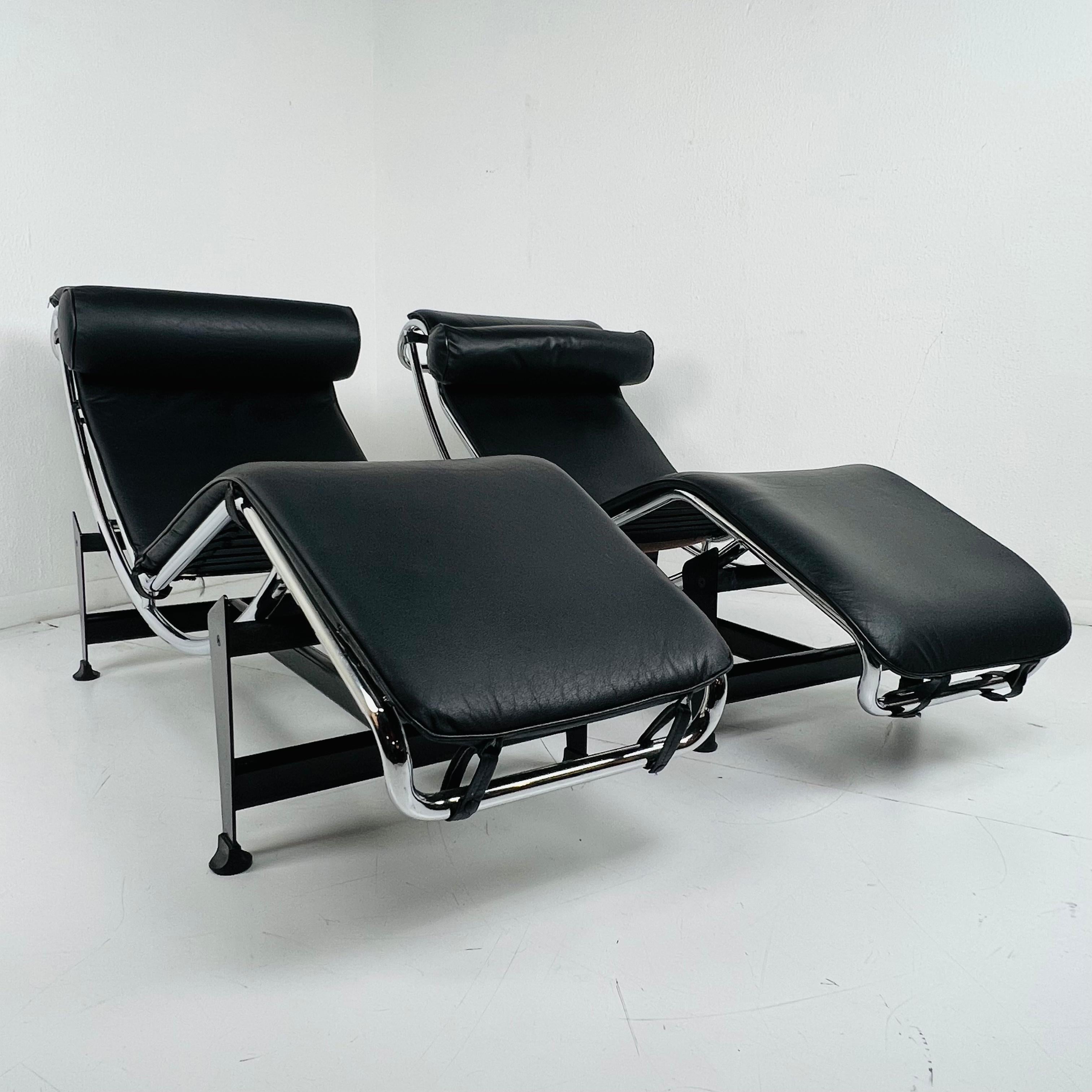 Mid-Century Modern Black Leather & Chrome Lounge in the Manner of Le Corbusier For Sale