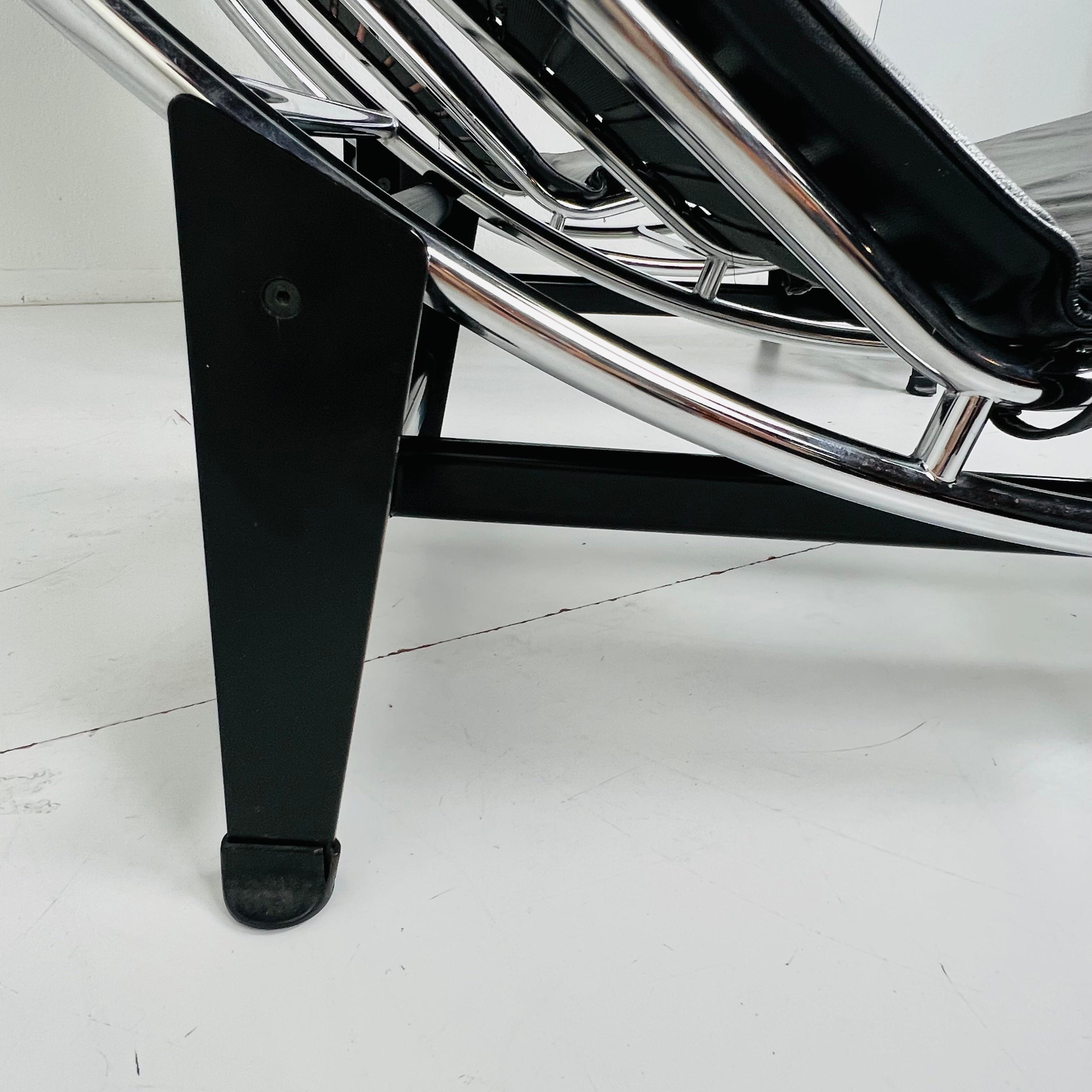 Salon en cuir noir et chrome à la manière de Le Corbusier en vente 2
