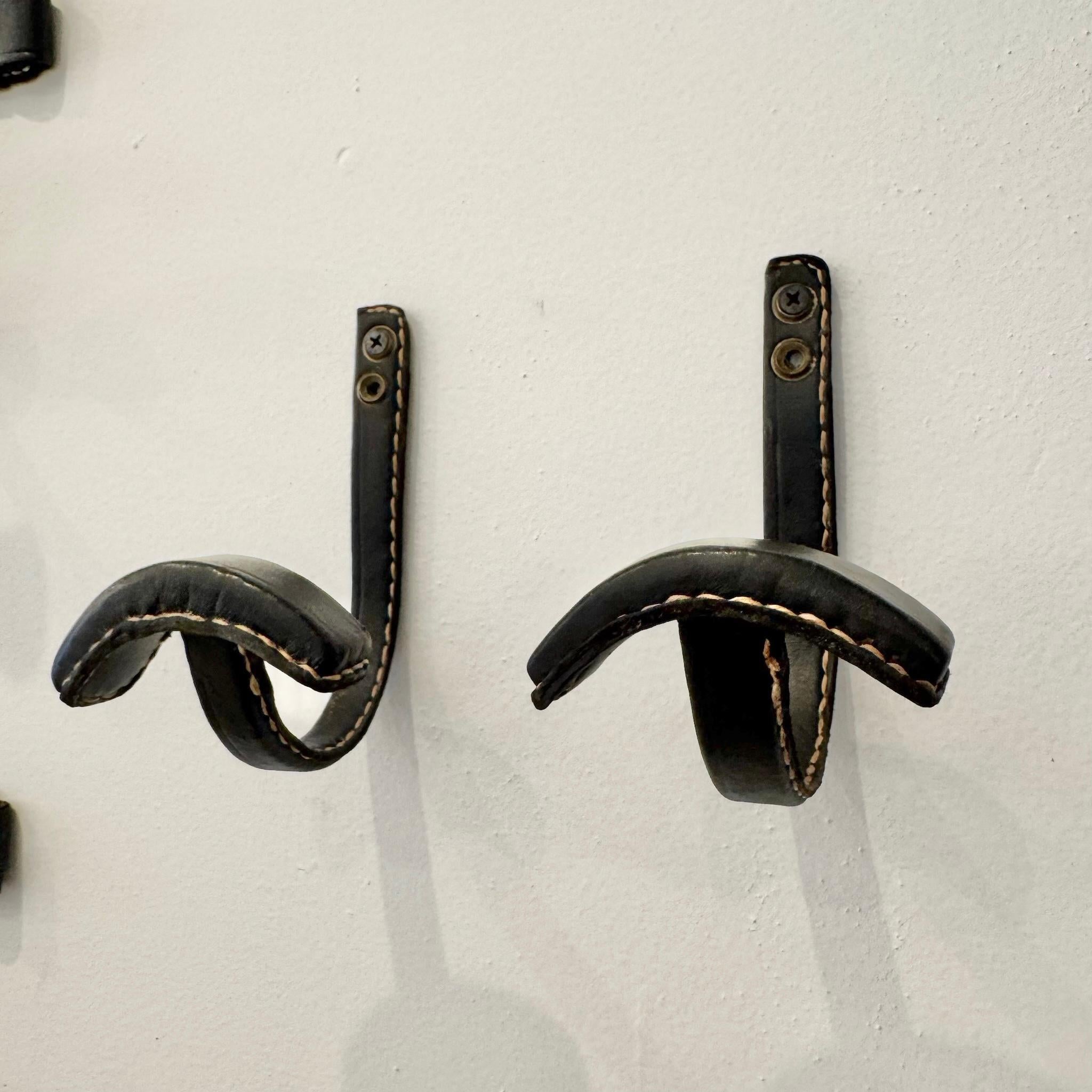 Francese Coppia di ganci per cappotti in pelle nera di Jacques Adnet, Francia anni '50 in vendita
