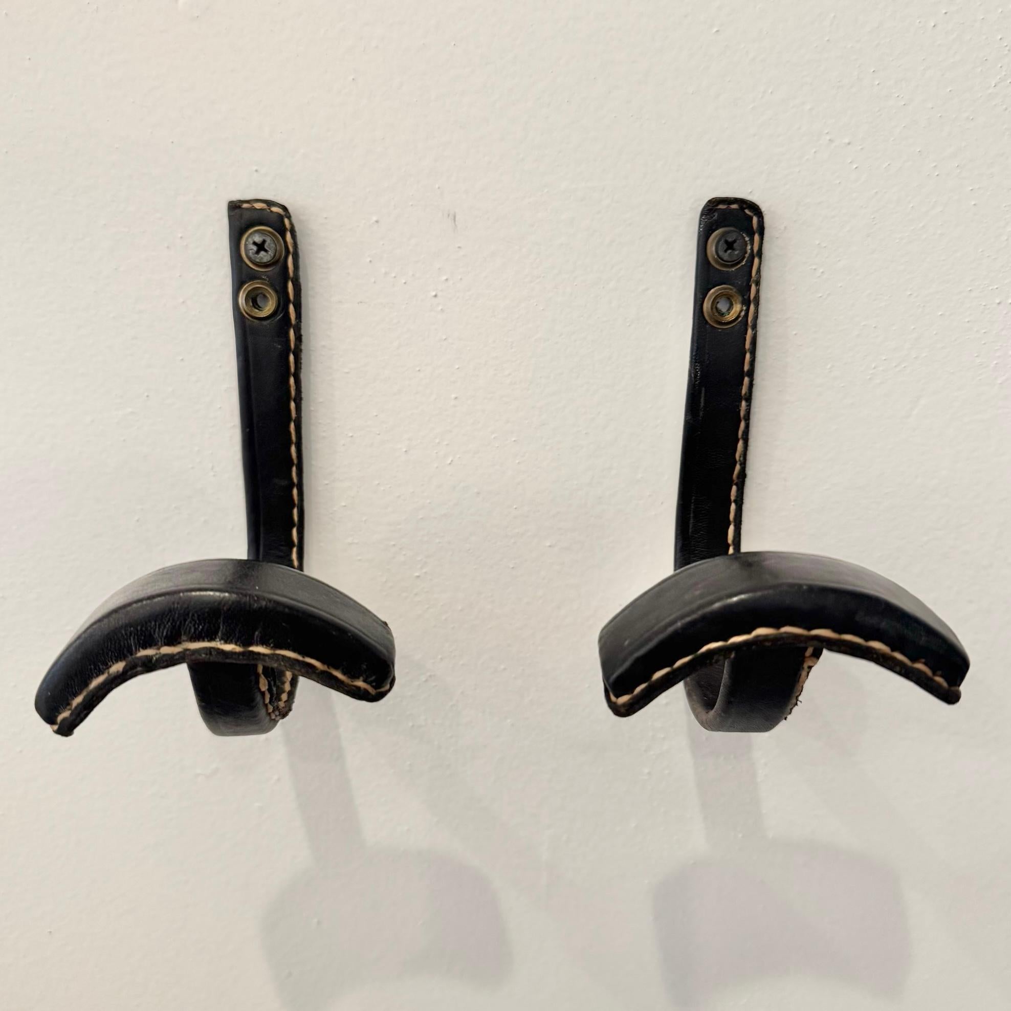 Coppia di ganci per cappotti in pelle nera di Jacques Adnet, Francia anni '50 In condizioni buone in vendita a Los Angeles, CA