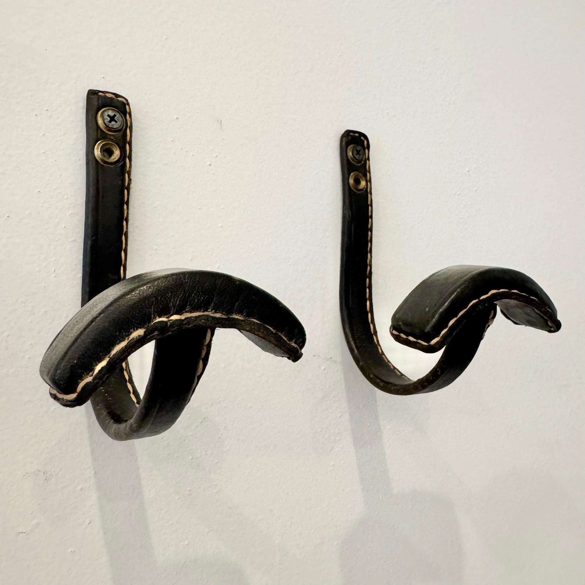 Metà XX secolo Coppia di ganci per cappotti in pelle nera di Jacques Adnet, Francia anni '50 in vendita