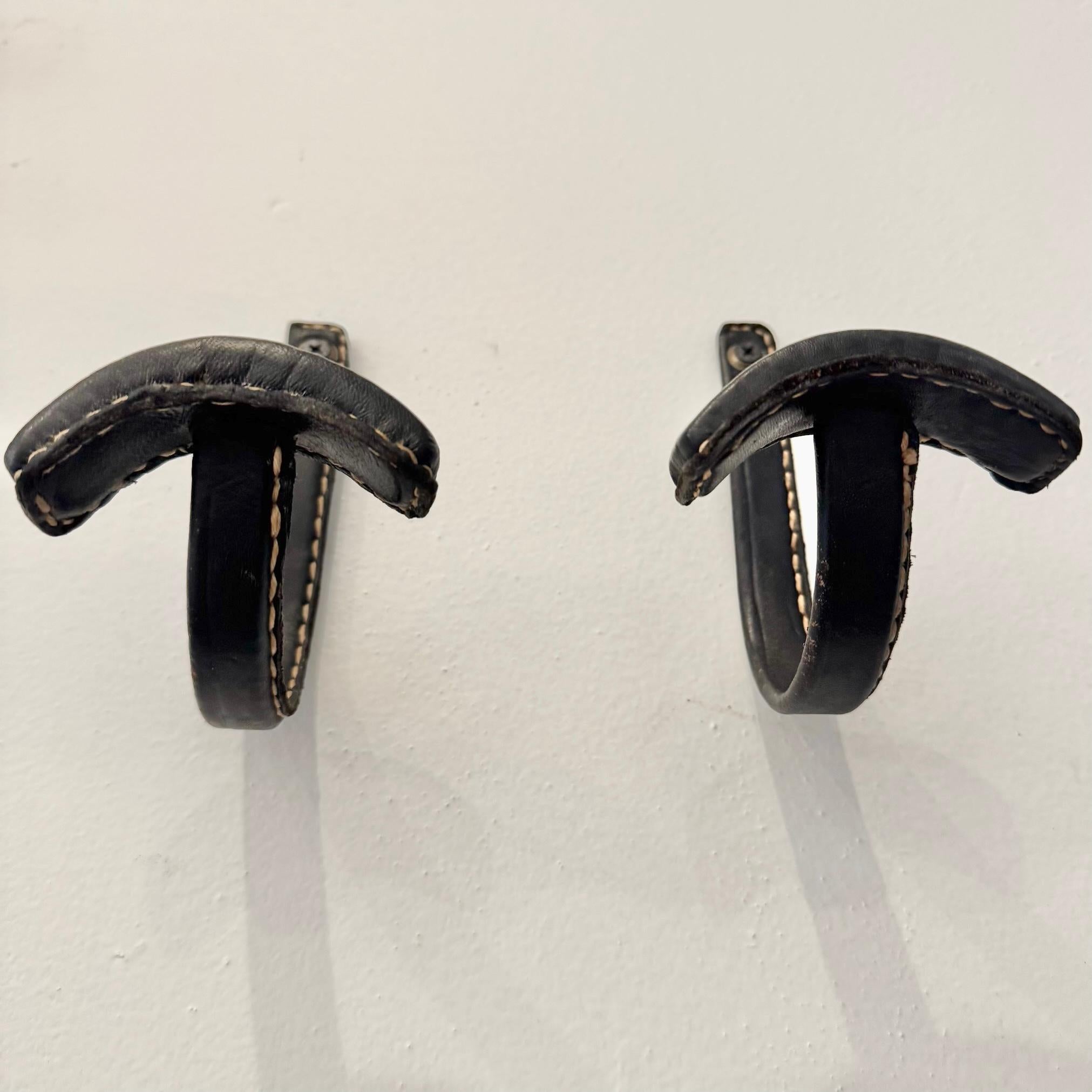 Pelle Coppia di ganci per cappotti in pelle nera di Jacques Adnet, Francia anni '50 in vendita