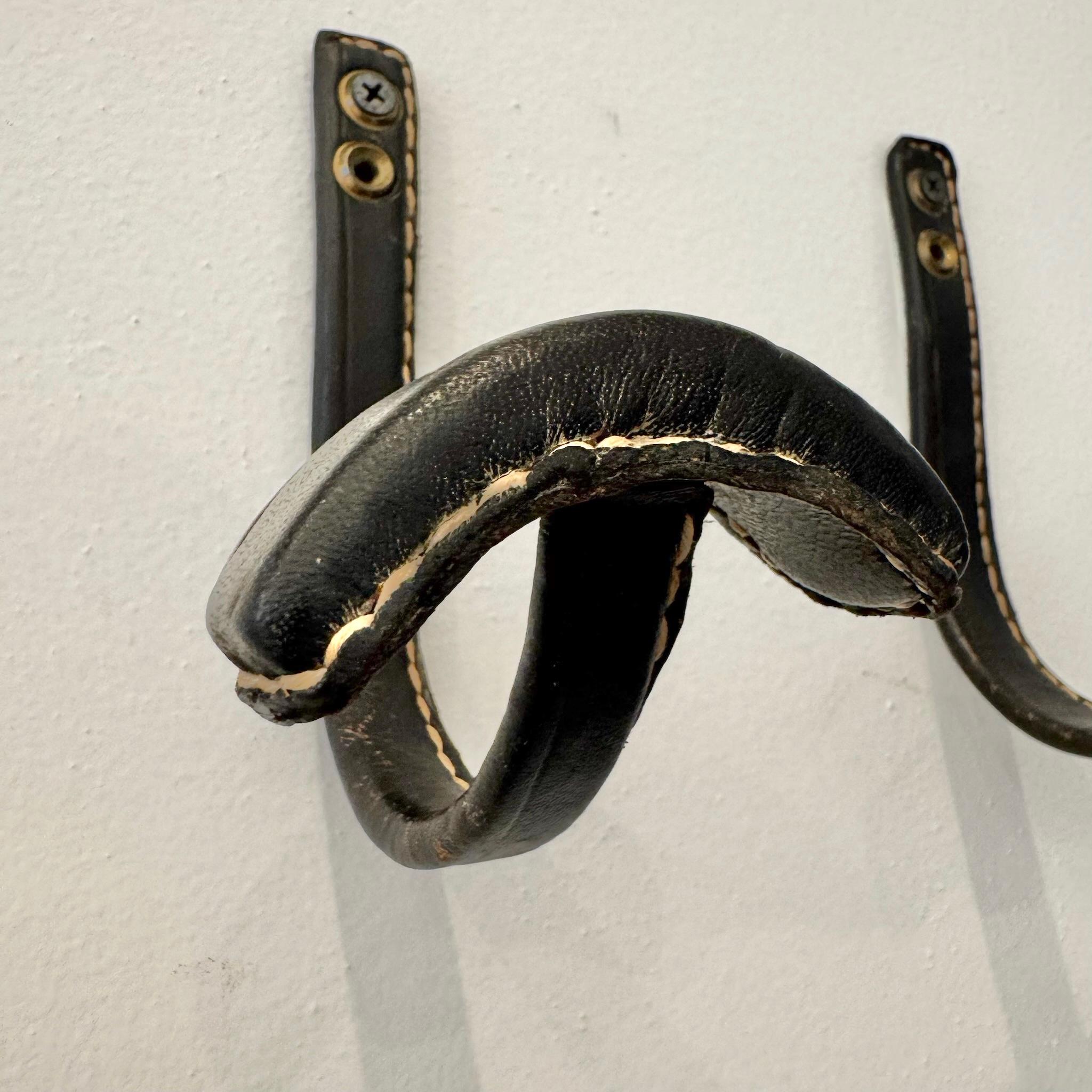 Coppia di ganci per cappotti in pelle nera di Jacques Adnet, Francia anni '50 in vendita 1