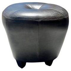 Pareja de taburetes puf contemporáneos de cuero negro by Cisco & Bros.