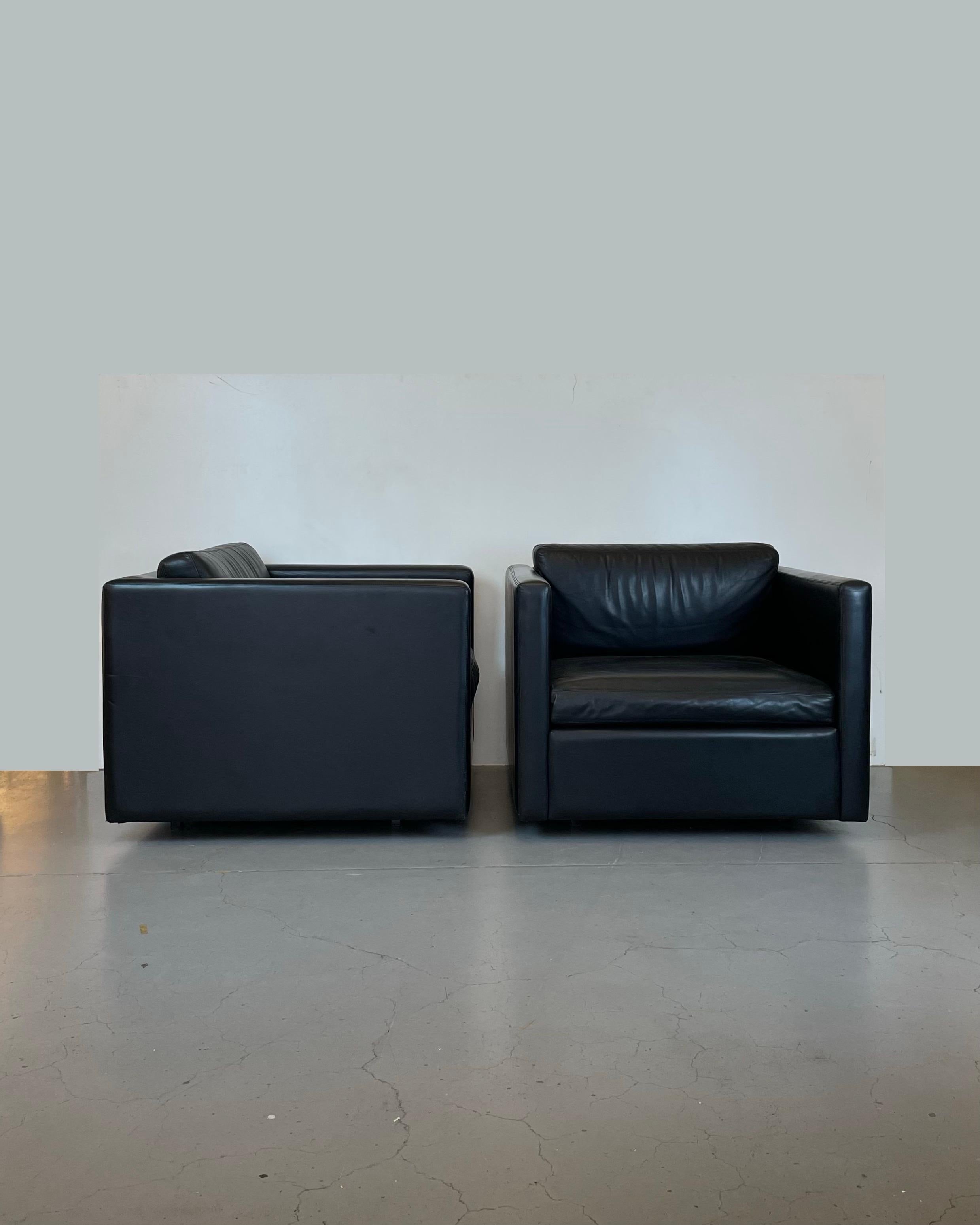 Set of two iconic Italian cube lounge chairs made in black leather with a seemingly floating base, designed by Charles Pfister for Knoll in the 1980’s.
-
Ensemble de deux fauteuils cubiques italien en cuir noir avec une base effet flottante, conçues
