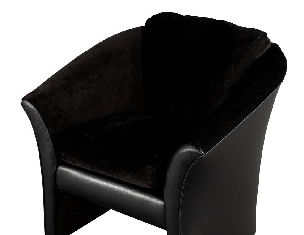 Pair of Black Leather Curved Lounge Chairs In Excellent Condition In North York, ON