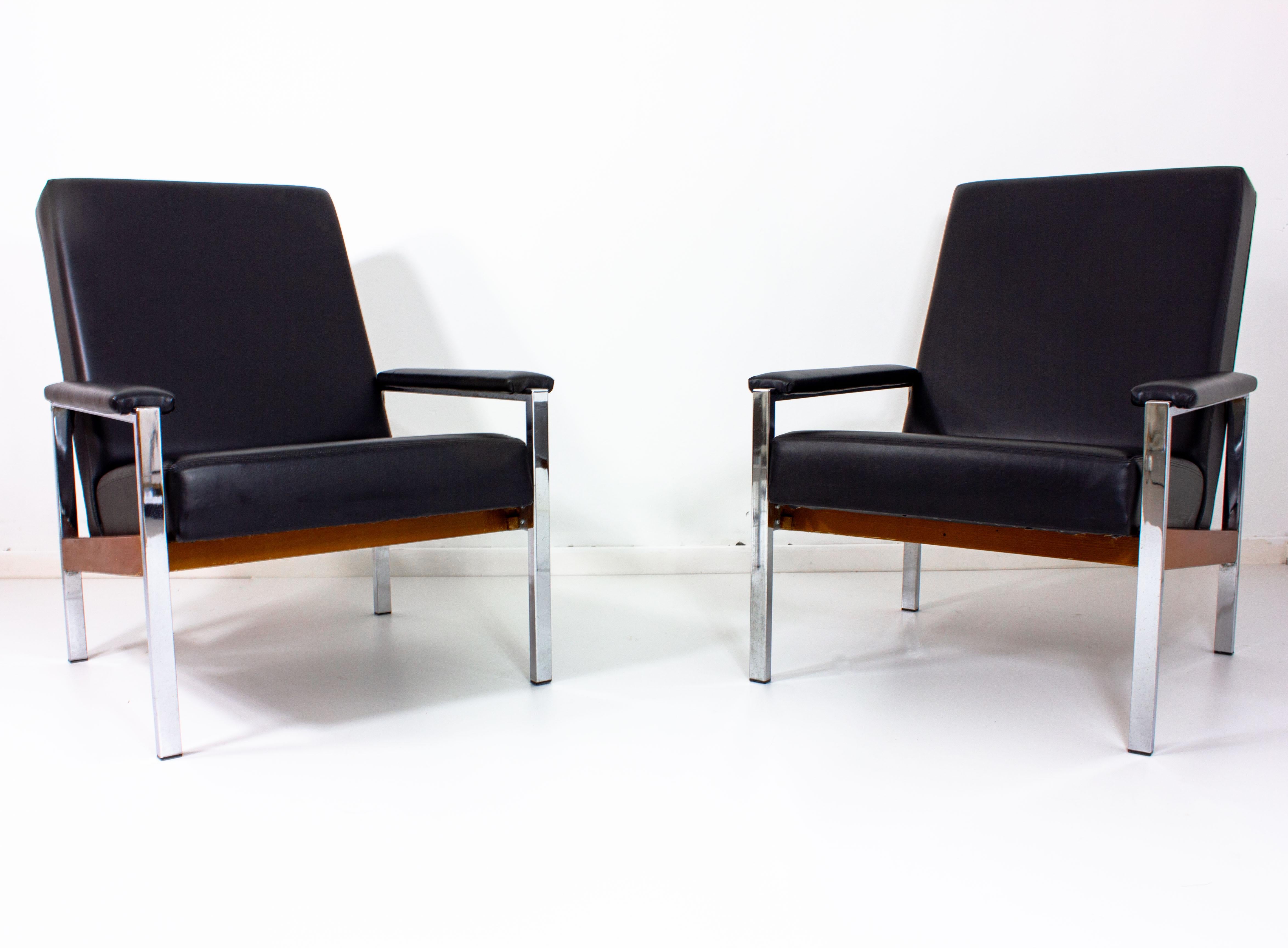Elegant in form and minimalist in execution, these two black leather chairs look like they came straight out of Mad Men.