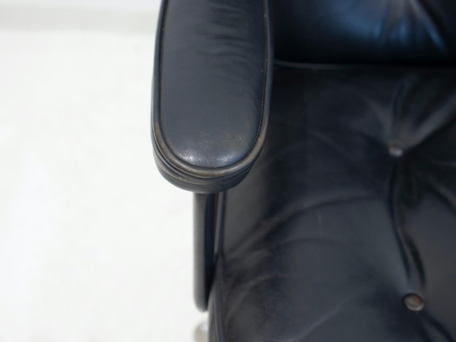 Pair of Black Leather Executive Chairs by Charles and Ray Eames For Sale 3