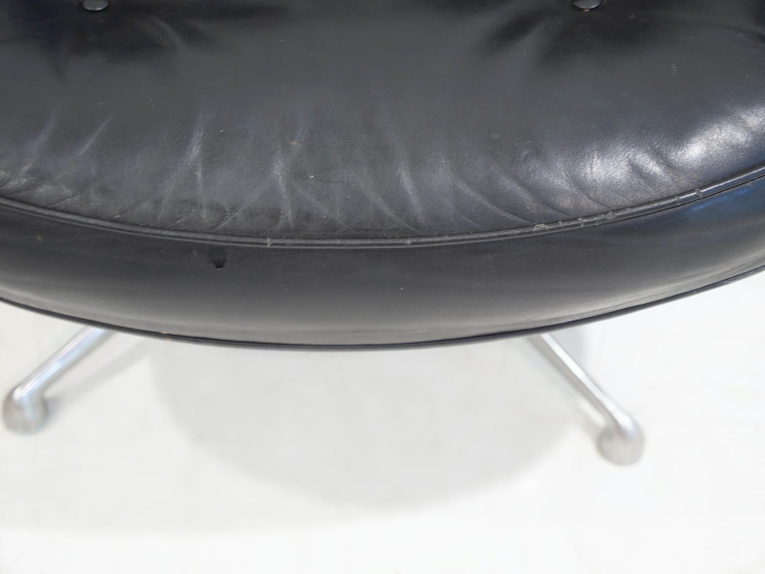 Pair of Black Leather Executive Chairs by Charles and Ray Eames For Sale 5
