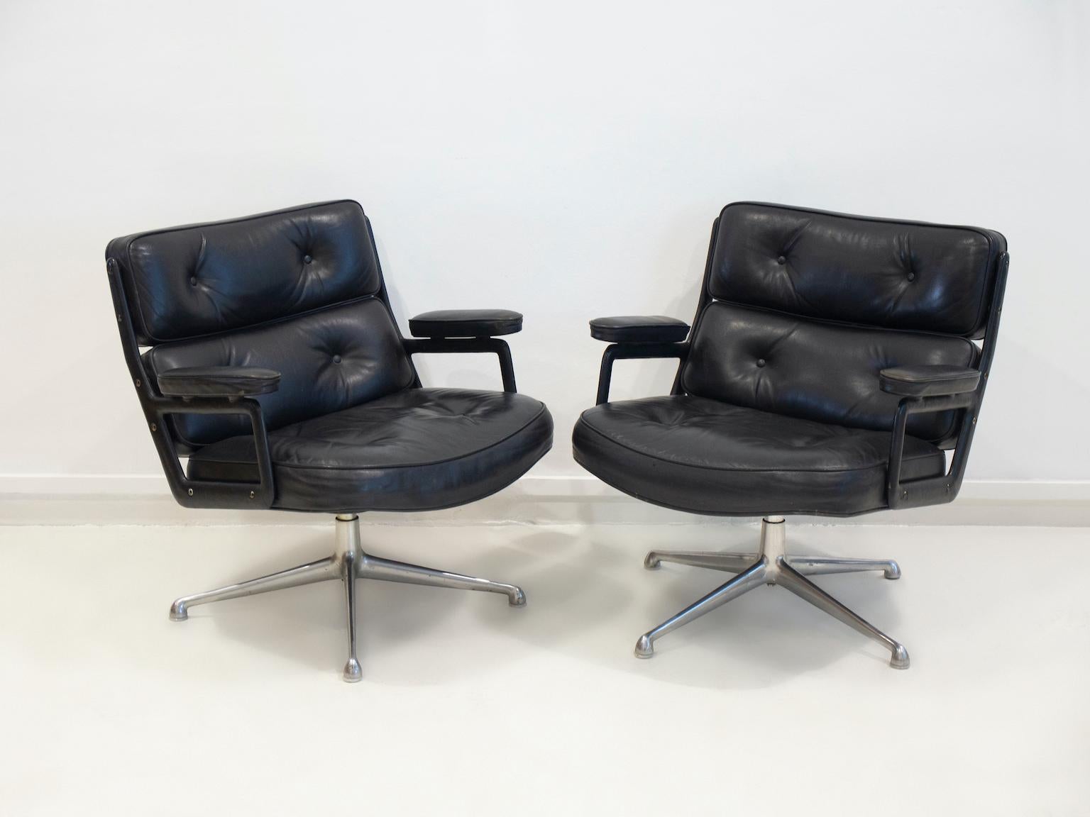 Mid-Century Modern Pair of Black Leather Executive Chairs by Charles and Ray Eames