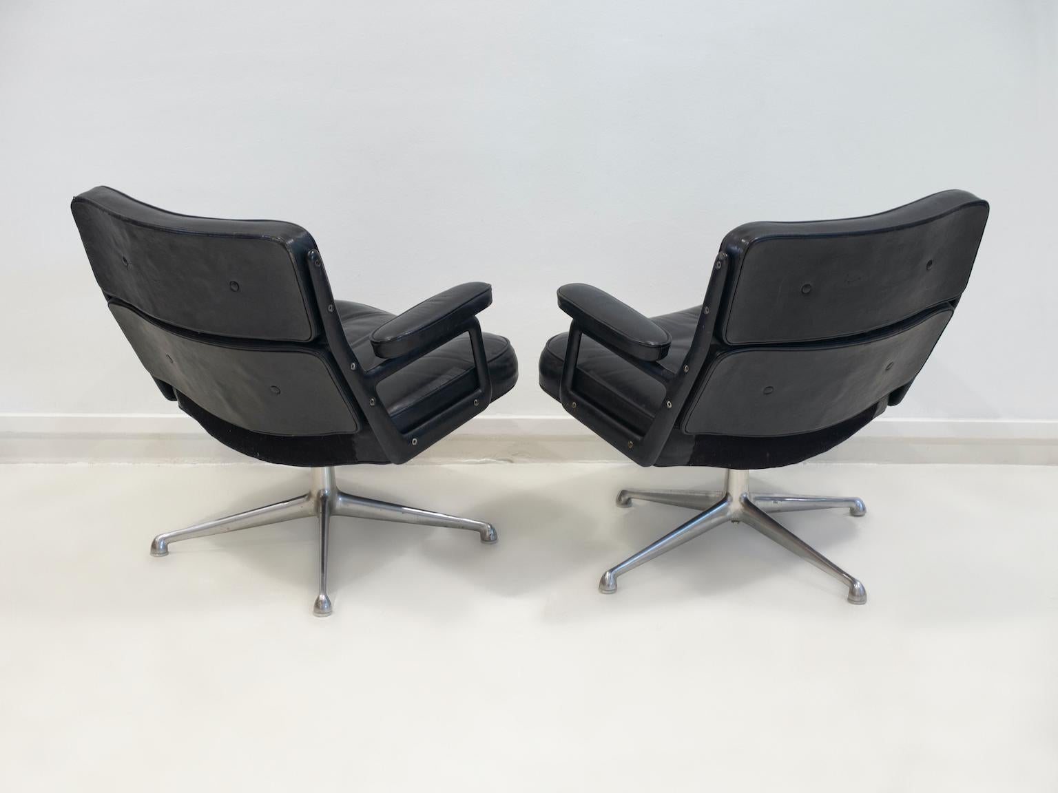 Zwei Chefsessel aus schwarzem Leder von Charles and Ray Eames (amerikanisch) im Angebot