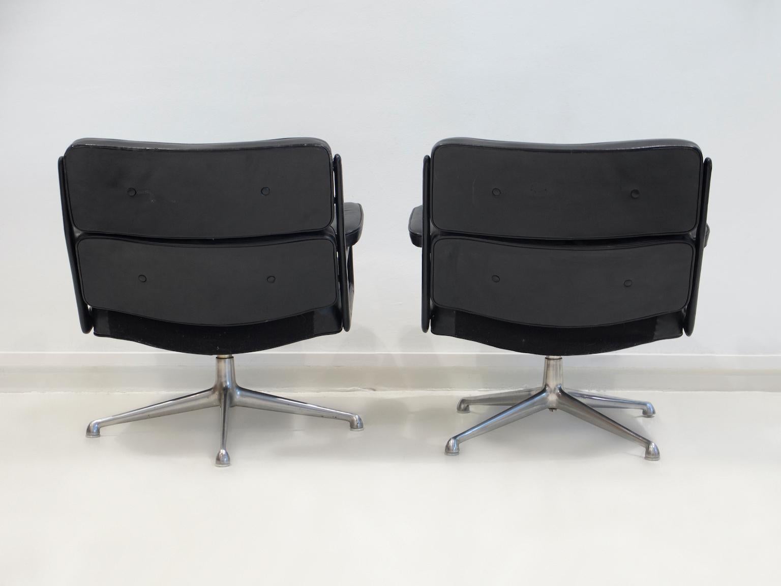 Pair of Black Leather Executive Chairs by Charles and Ray Eames In Good Condition For Sale In Madrid, ES