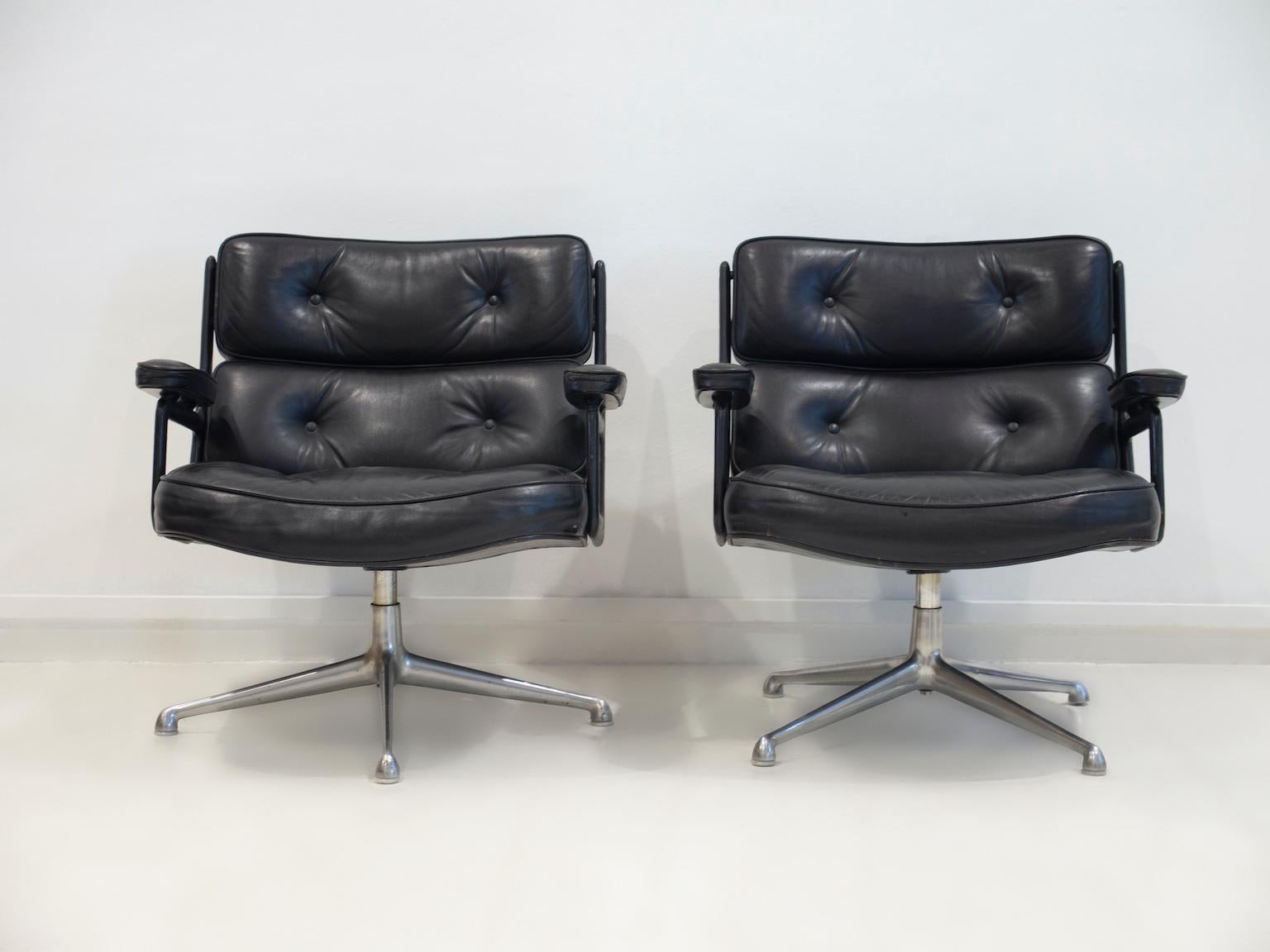 Zwei Chefsessel aus schwarzem Leder von Charles and Ray Eames (20. Jahrhundert) im Angebot