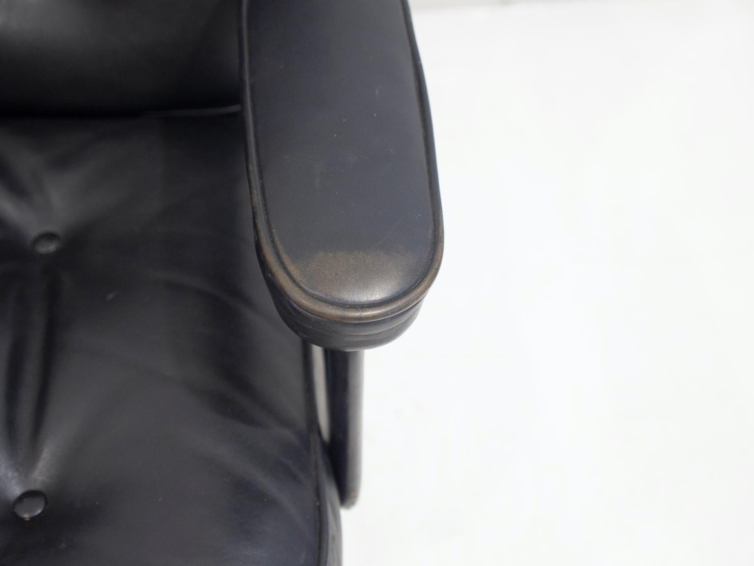 Pair of Black Leather Executive Chairs by Charles and Ray Eames For Sale 2
