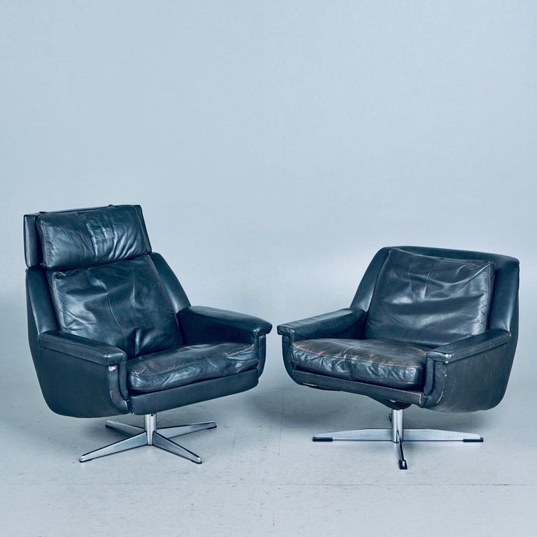 Mid-Century Modern Pair of black leather lounge chairs by Werner Langenfeld for ESA møbelverk, 1960 For Sale