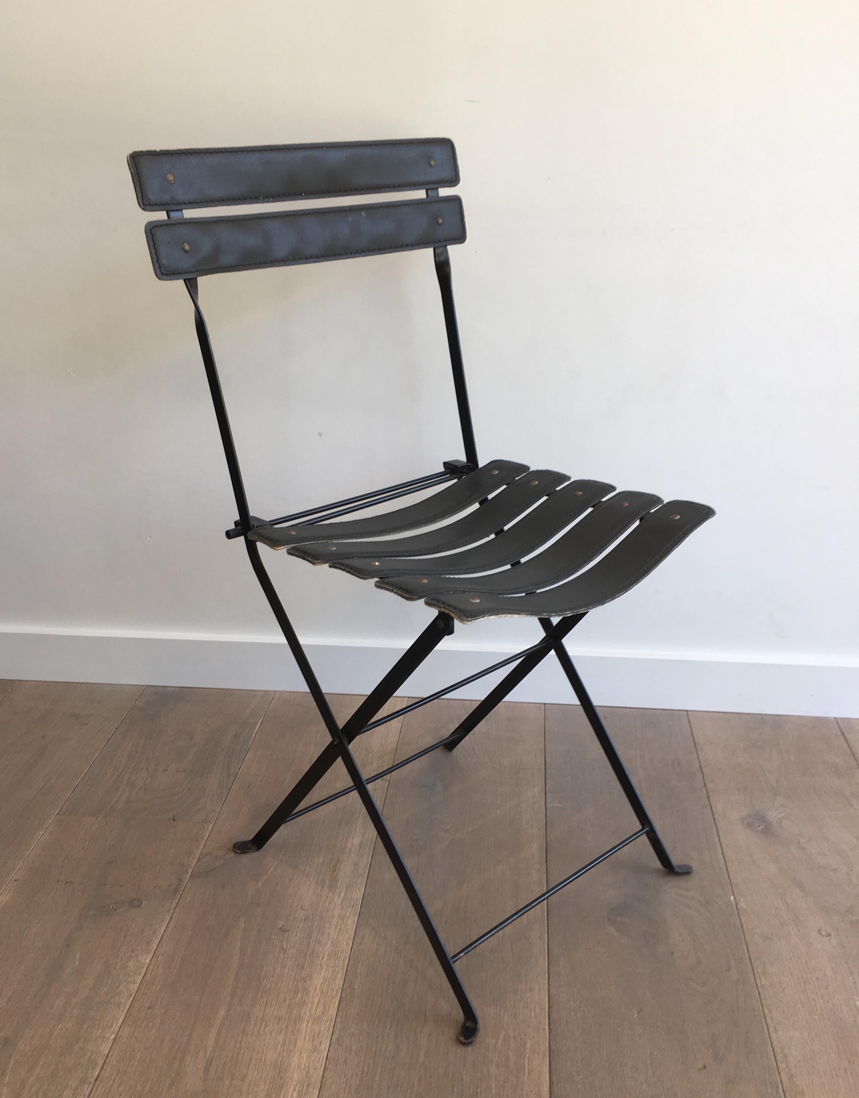 Paar Stühle aus schwarzem Leder und Metall, französische Arbeit, im Stil von Jacques Adnet im Angebot 3