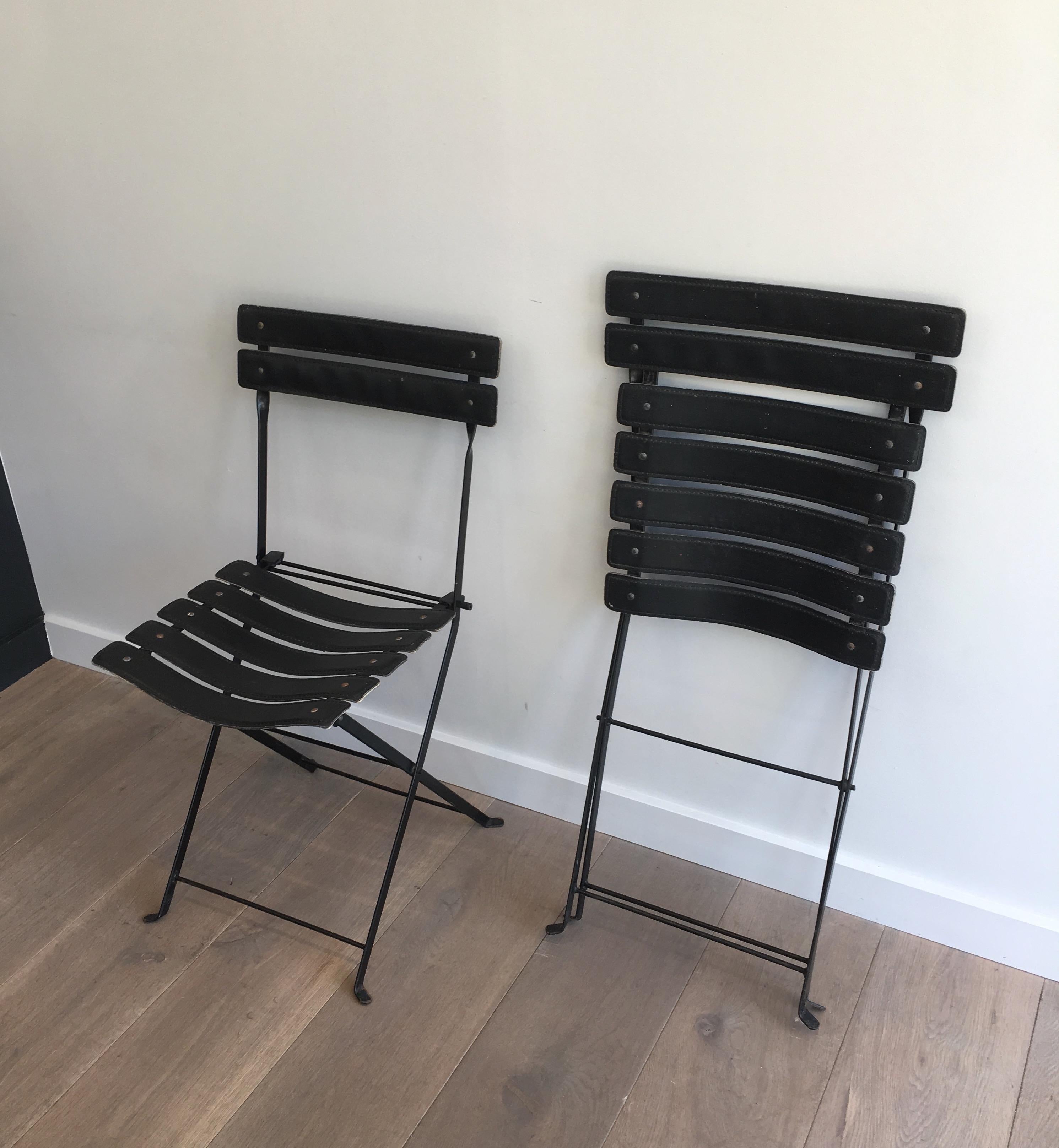 Paar Stühle aus schwarzem Leder und Metall, französische Arbeit, im Stil von Jacques Adnet (Lackiert) im Angebot