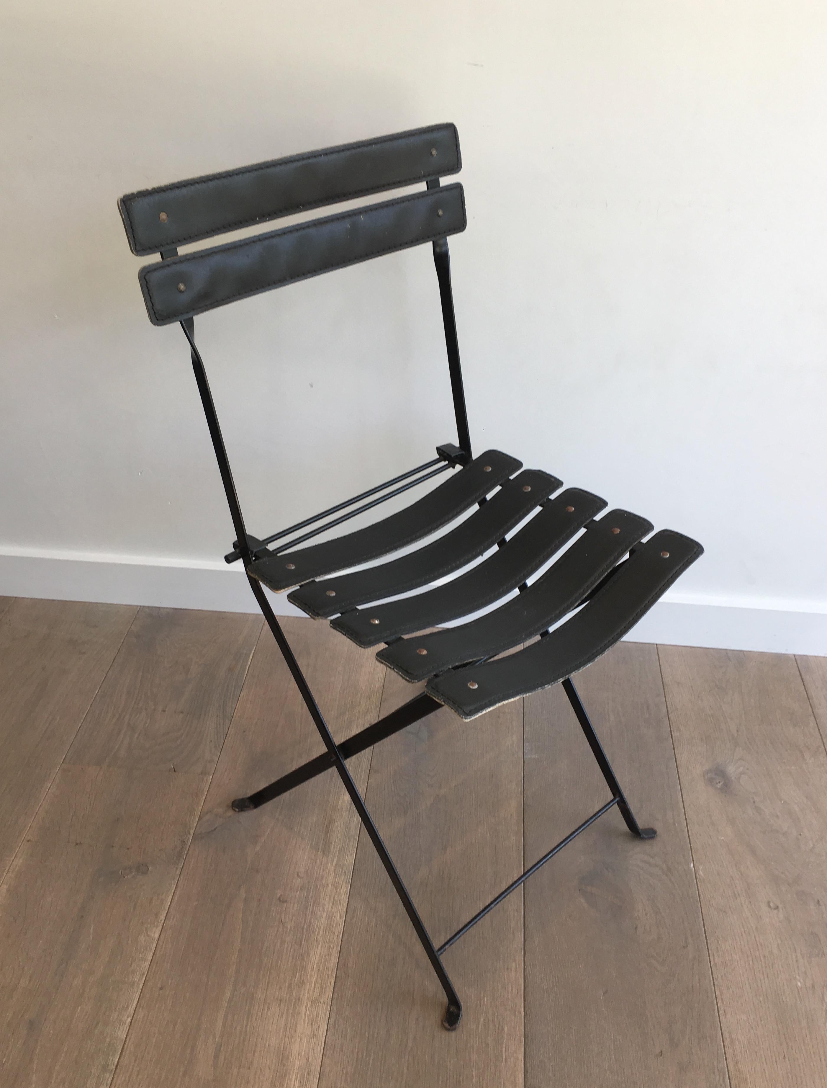 Paire de chaises en cuir noir et métal, oeuvre française, dans le style de Jacques Adnet Bon état - En vente à Marcq-en-Barœul, Hauts-de-France