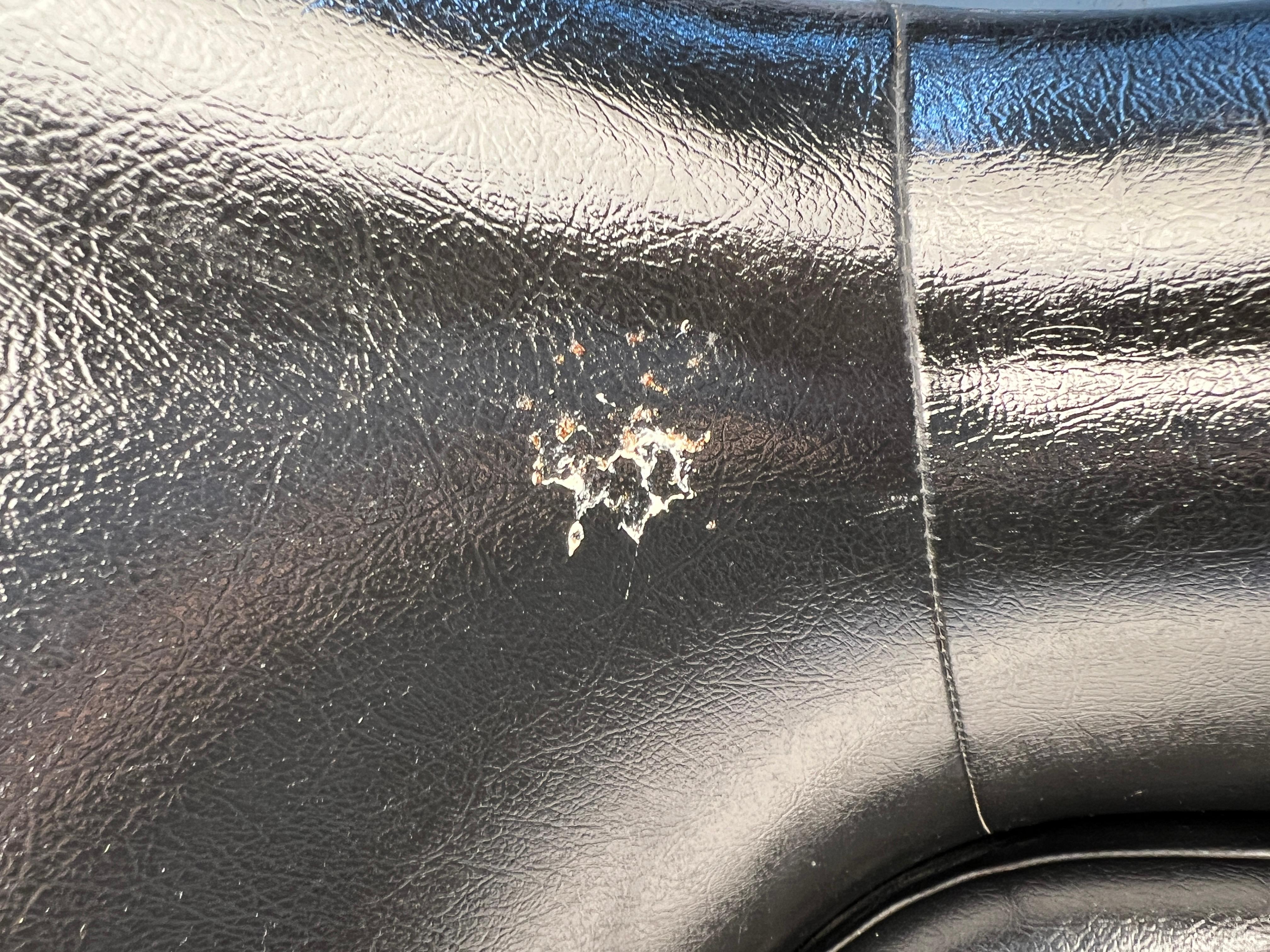 Paire de fauteuils pivotants en cuir noir de style moderne du milieu du siècle dernier en vente 4