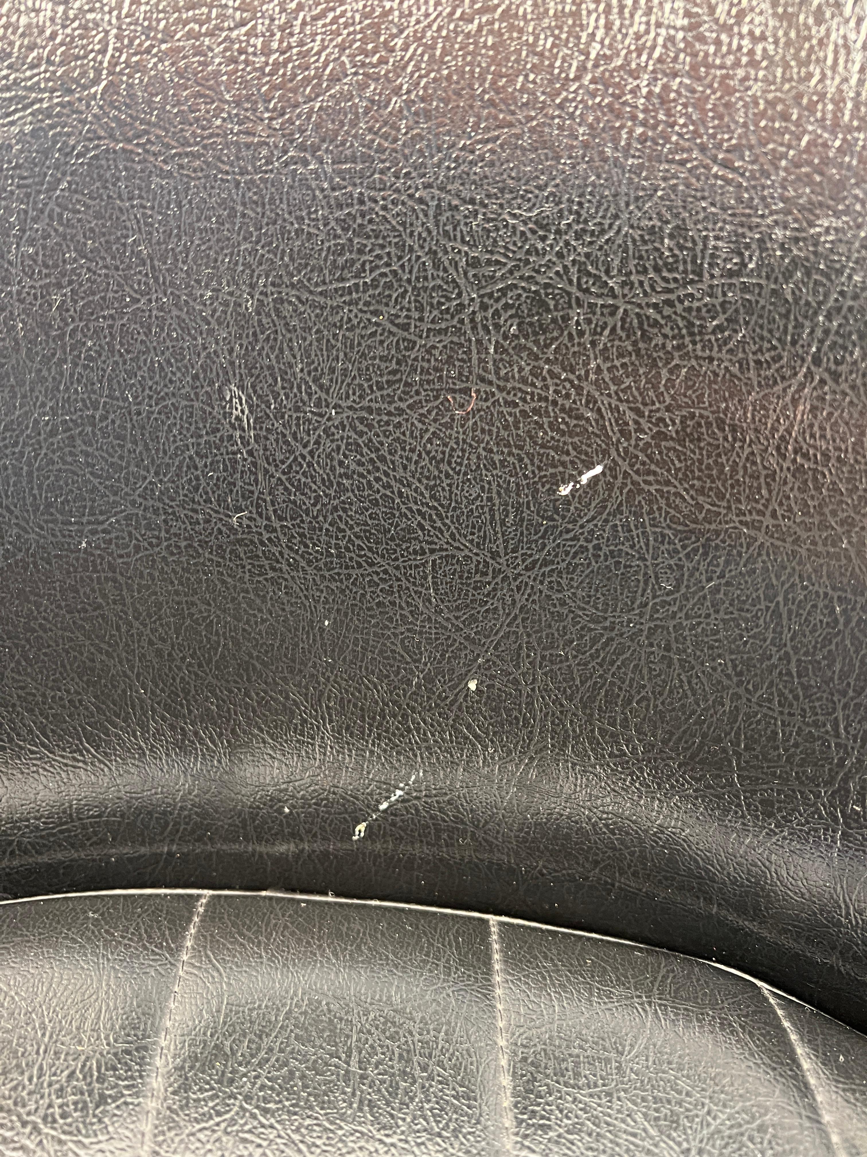 Paire de fauteuils pivotants en cuir noir de style moderne du milieu du siècle dernier en vente 5