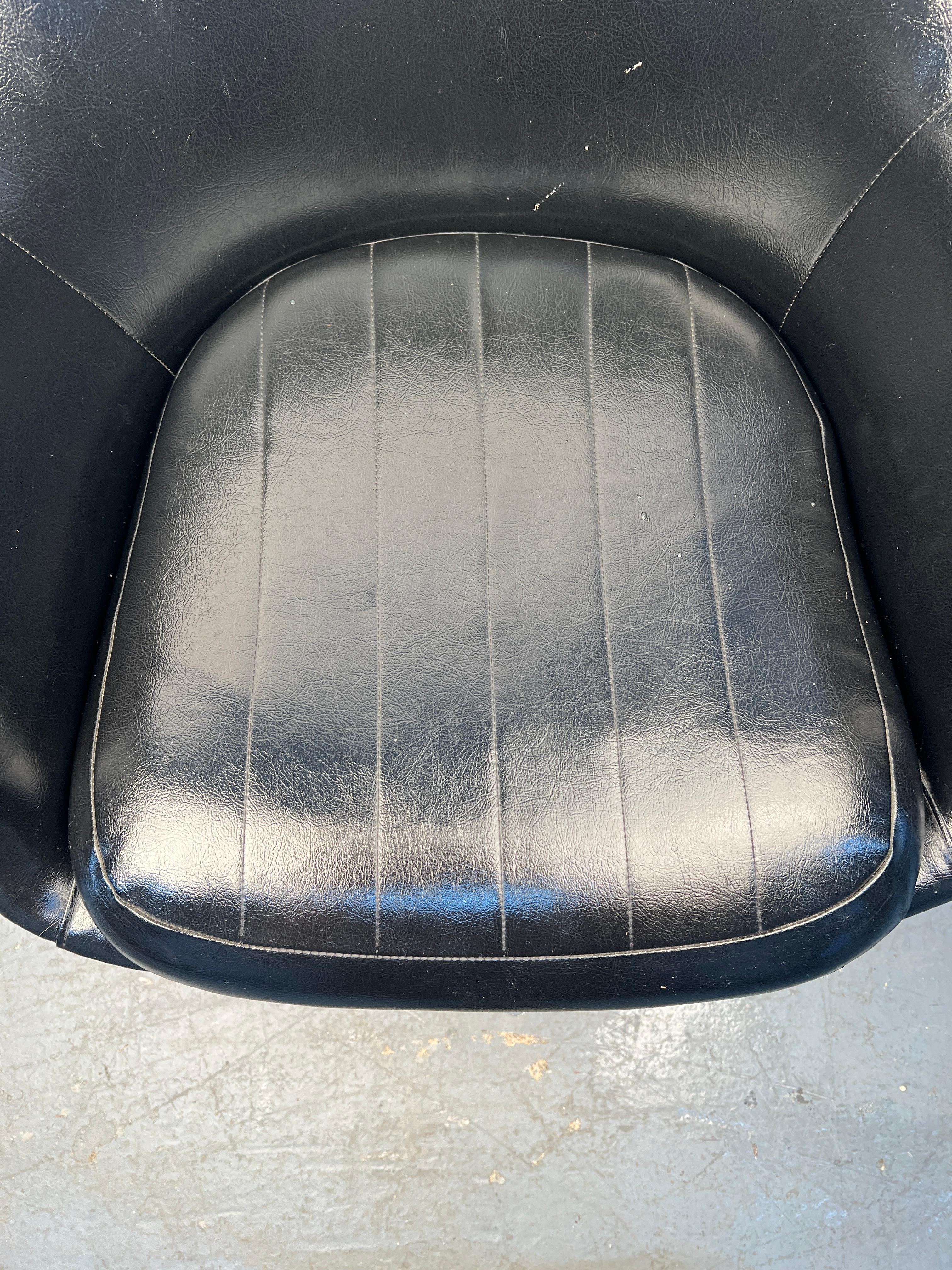 Paire de fauteuils pivotants en cuir noir de style moderne du milieu du siècle dernier en vente 6