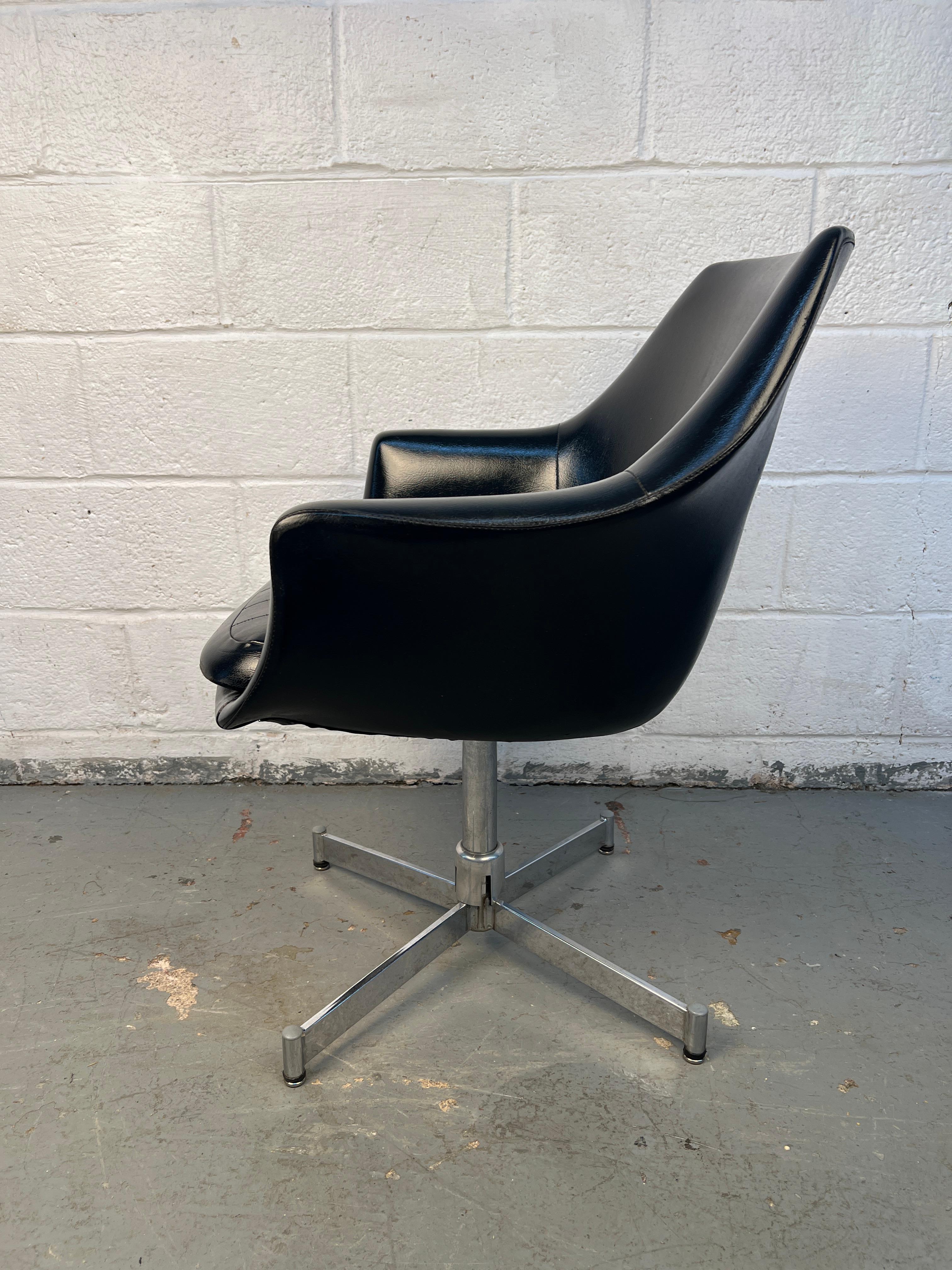 Paire de fauteuils pivotants en cuir noir de style moderne du milieu du siècle dernier en vente 8