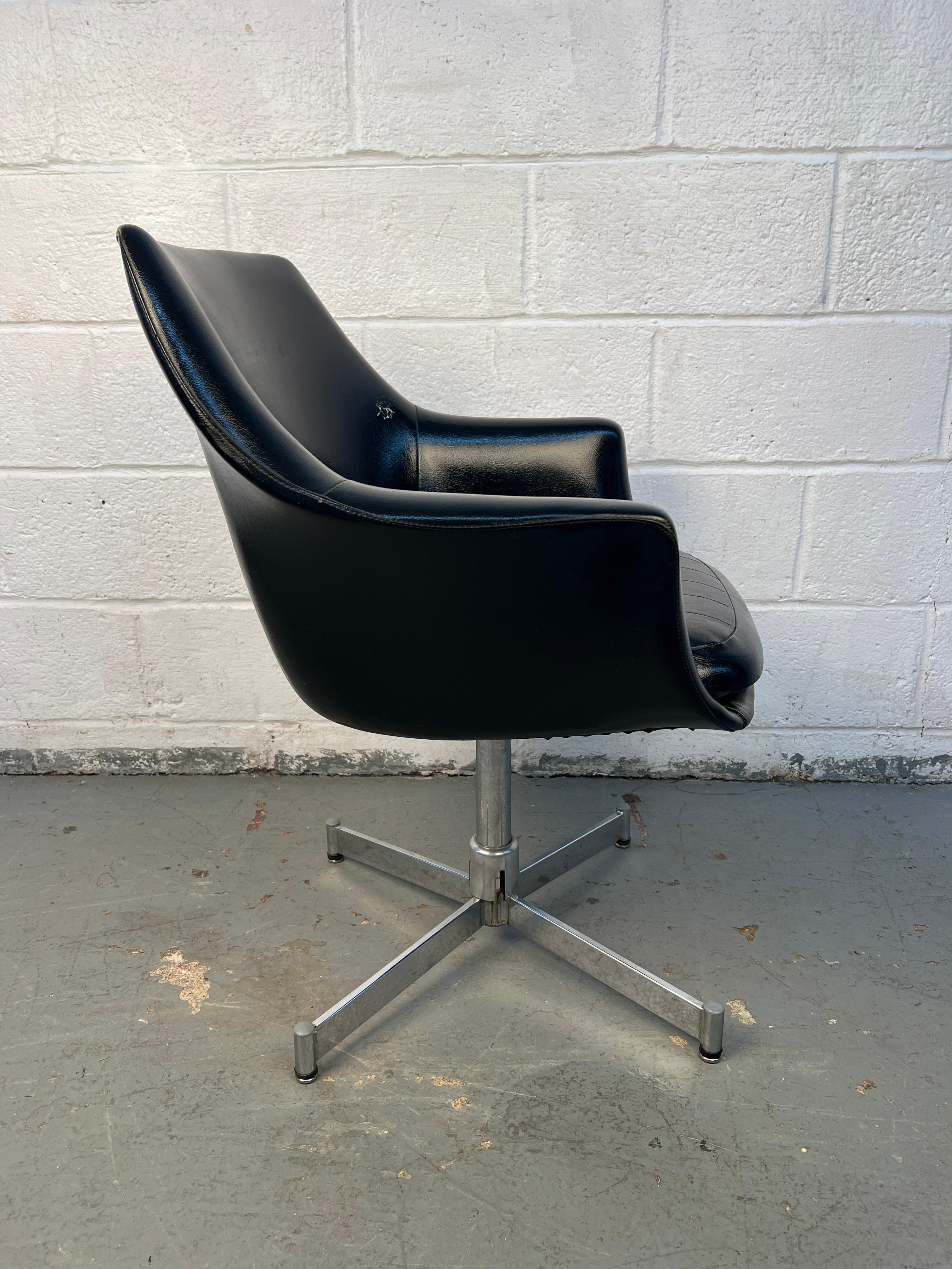 Paire de fauteuils pivotants en cuir noir de style moderne du milieu du siècle dernier en vente 9