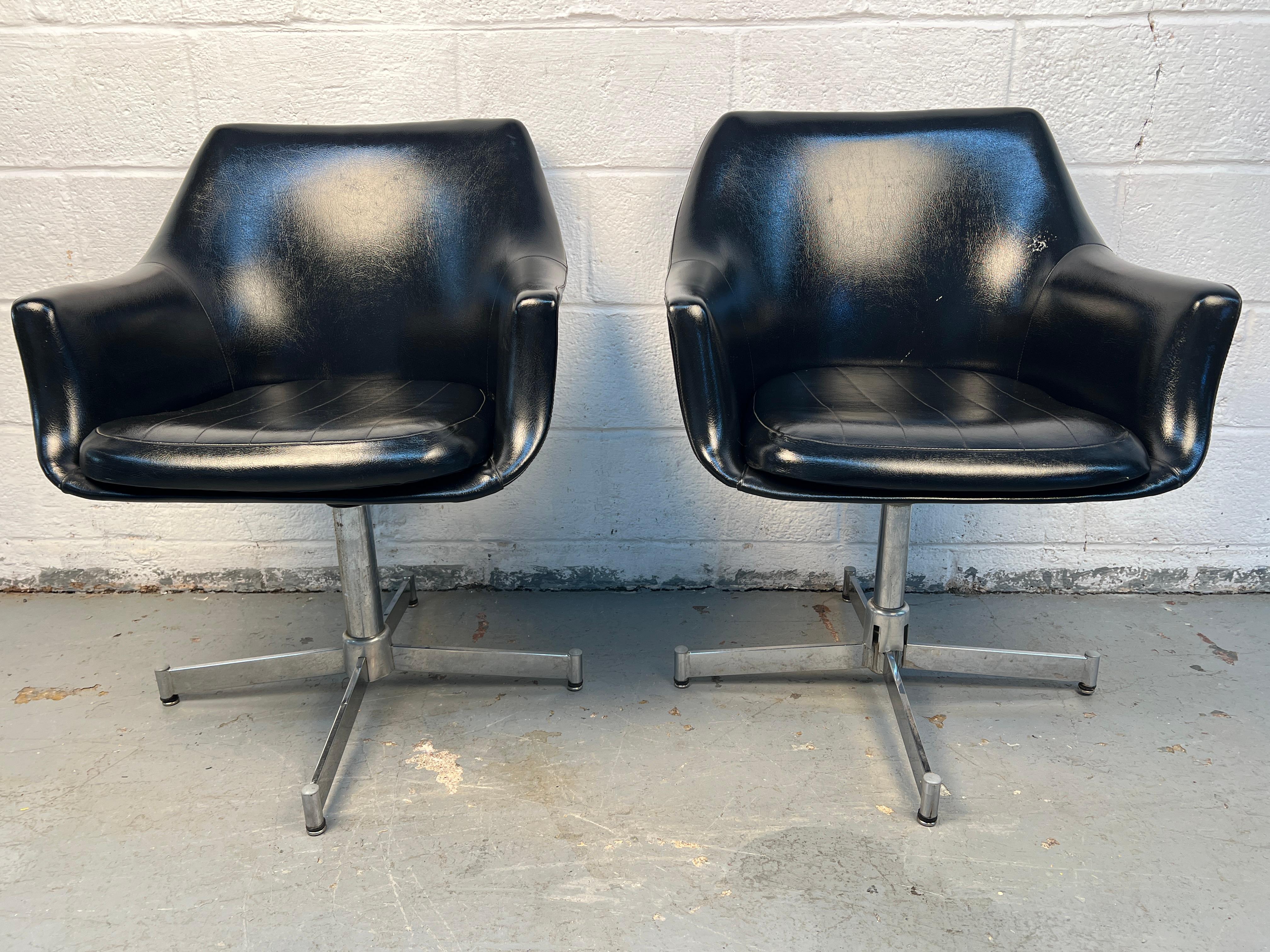 Mid-Century Modern Paire de fauteuils pivotants en cuir noir de style moderne du milieu du siècle dernier en vente