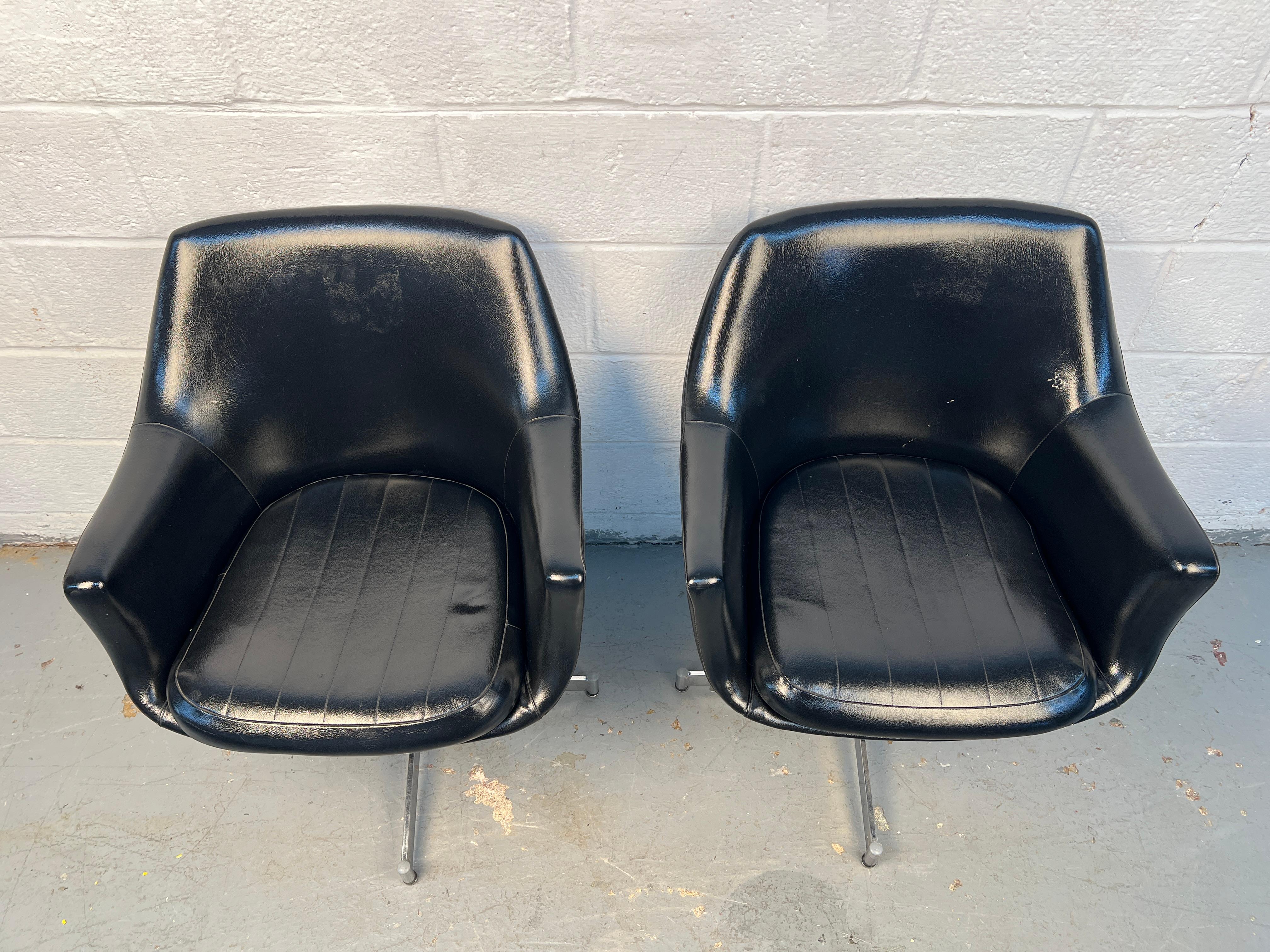 Paire de fauteuils pivotants en cuir noir de style moderne du milieu du siècle dernier Bon état - En vente à Brooklyn, NY