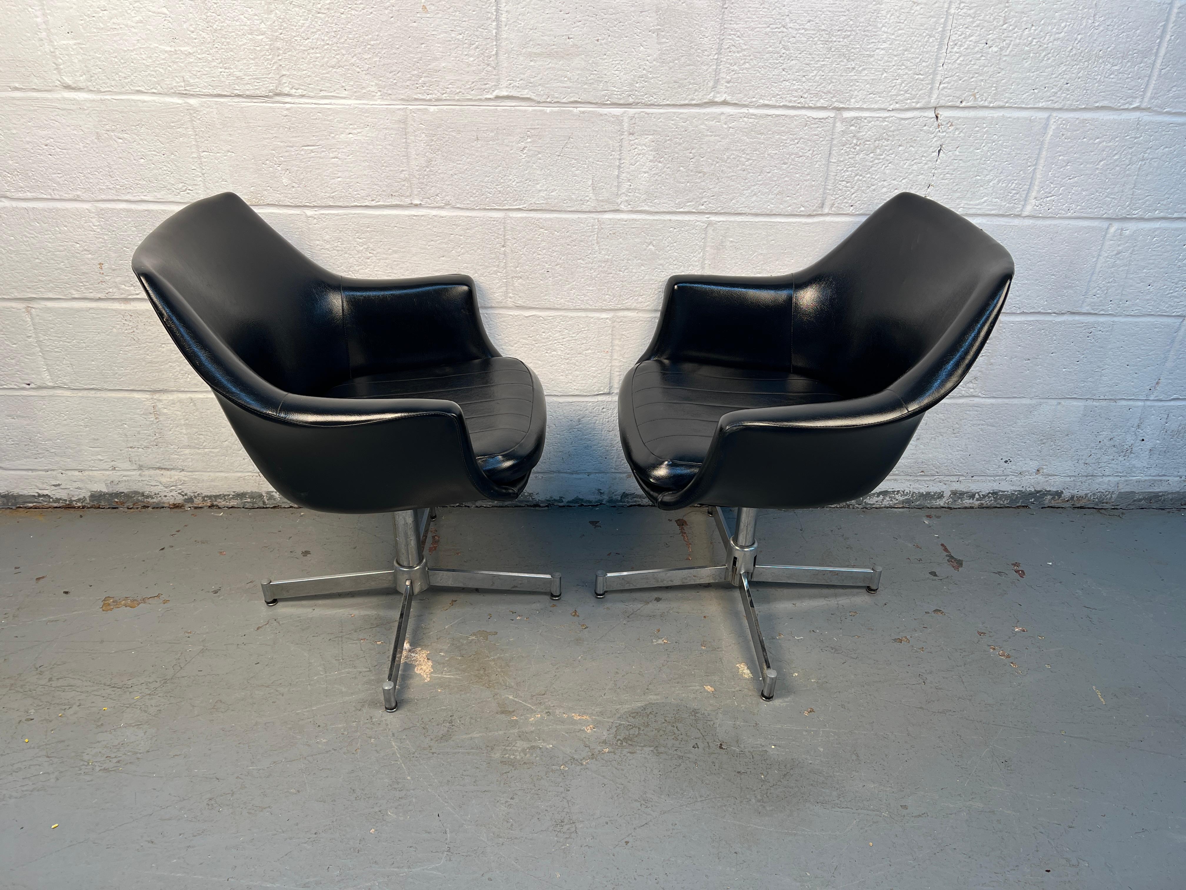 20ième siècle Paire de fauteuils pivotants en cuir noir de style moderne du milieu du siècle dernier en vente