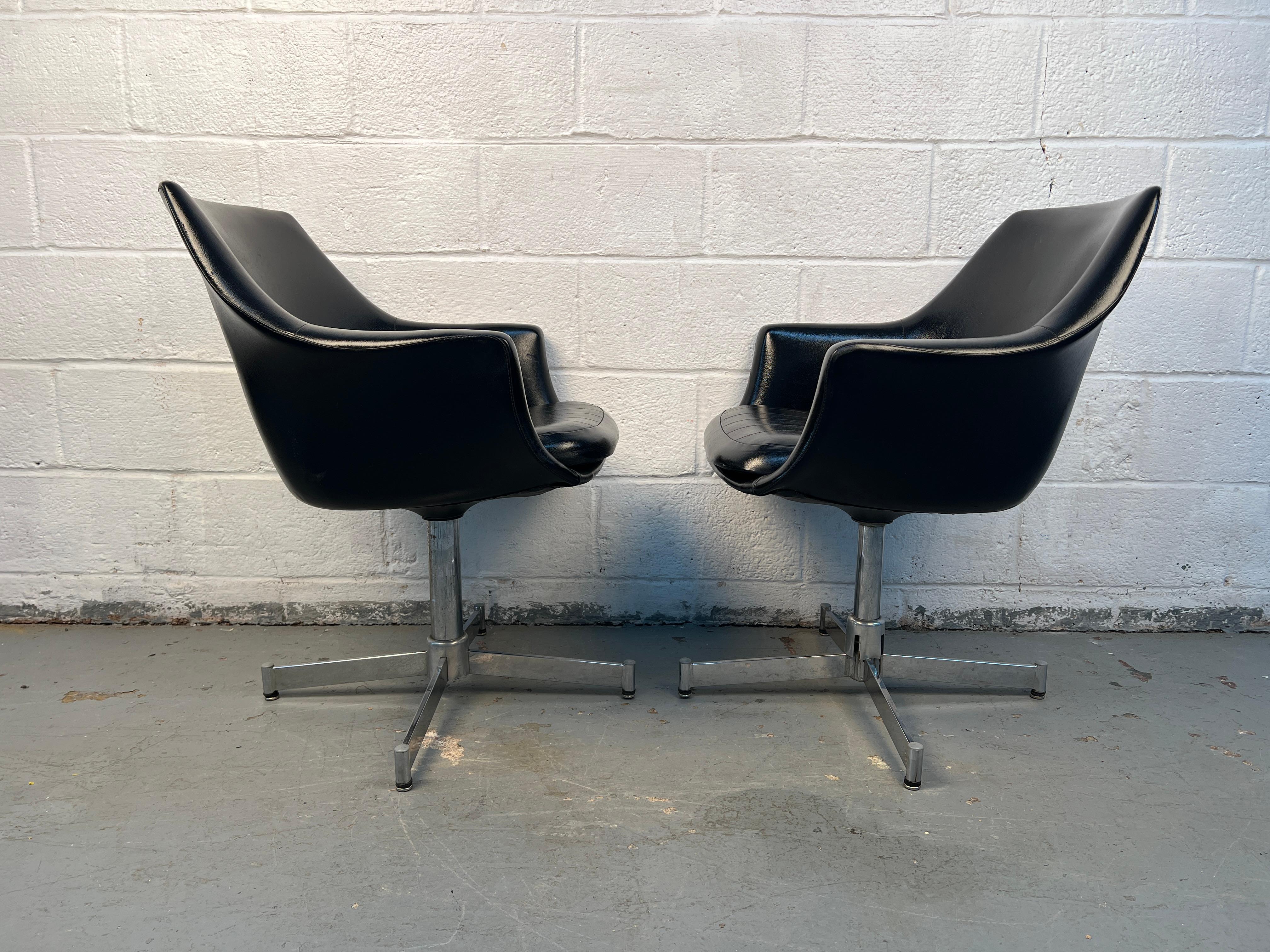 Cuir Paire de fauteuils pivotants en cuir noir de style moderne du milieu du siècle dernier en vente