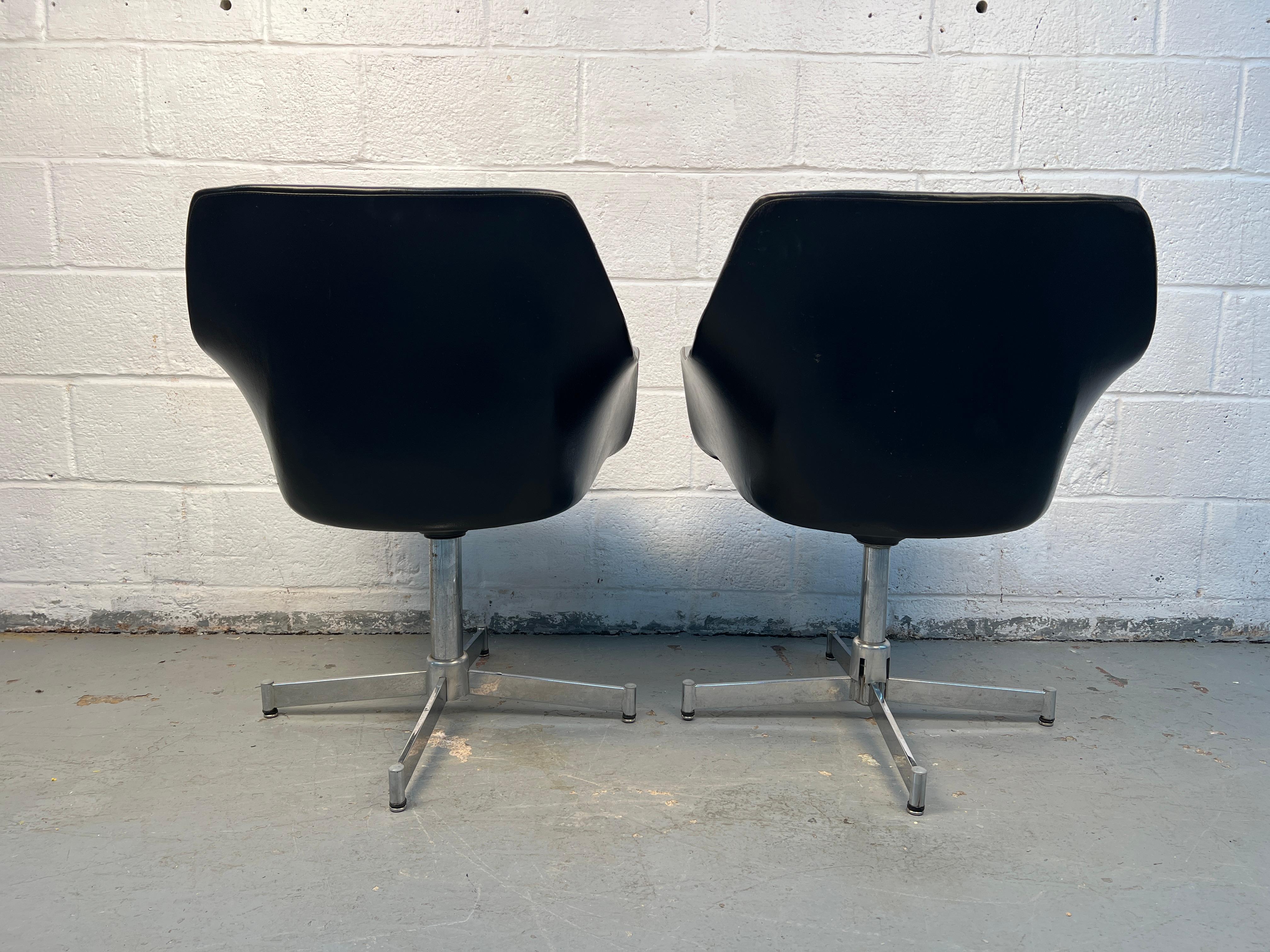 Paire de fauteuils pivotants en cuir noir de style moderne du milieu du siècle dernier en vente 1