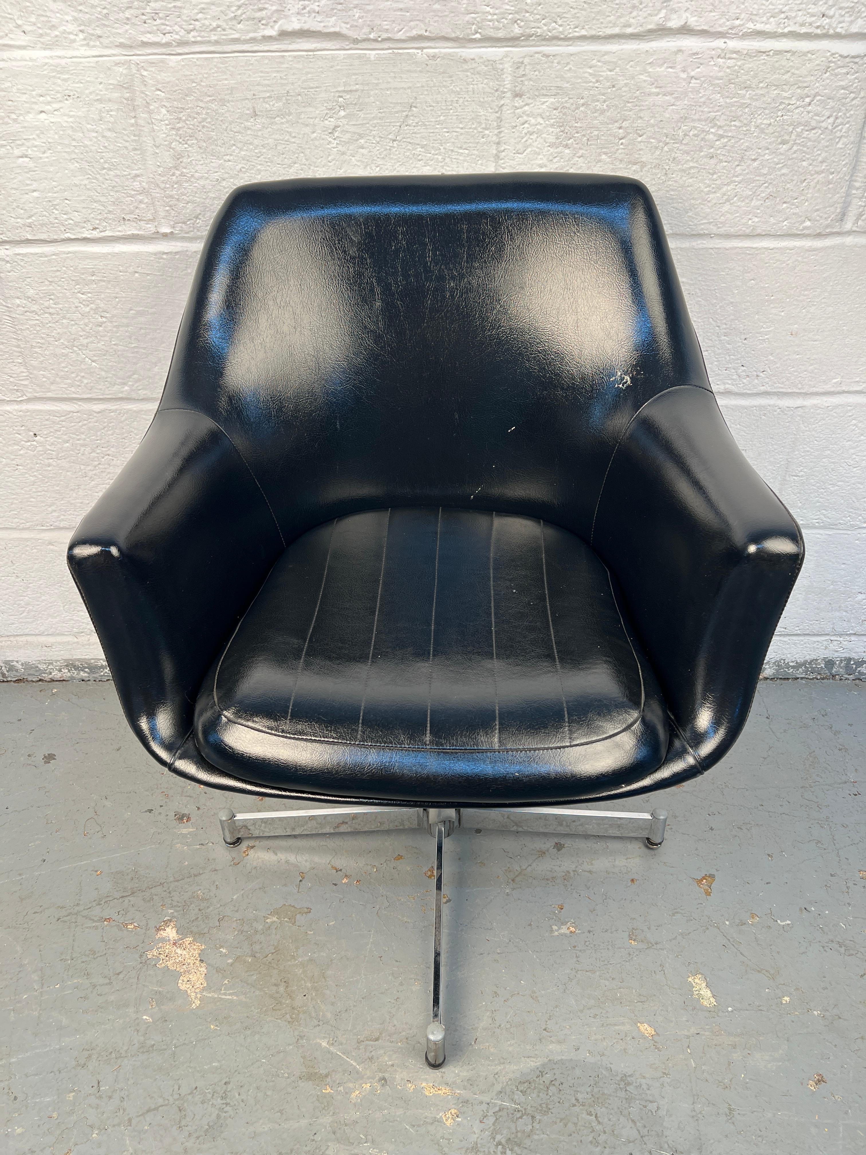 Paire de fauteuils pivotants en cuir noir de style moderne du milieu du siècle dernier en vente 2