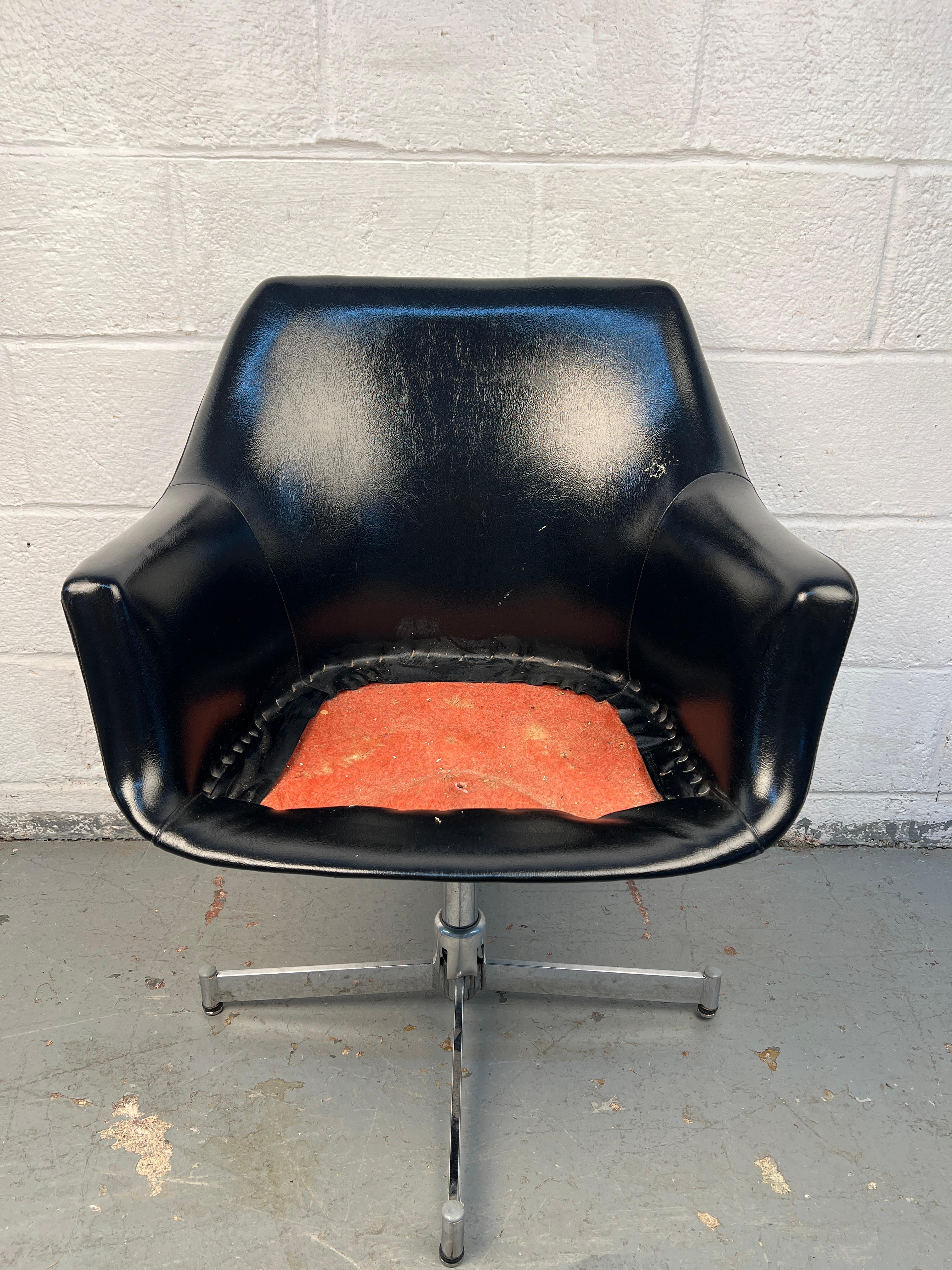 Paire de fauteuils pivotants en cuir noir de style moderne du milieu du siècle dernier en vente 3