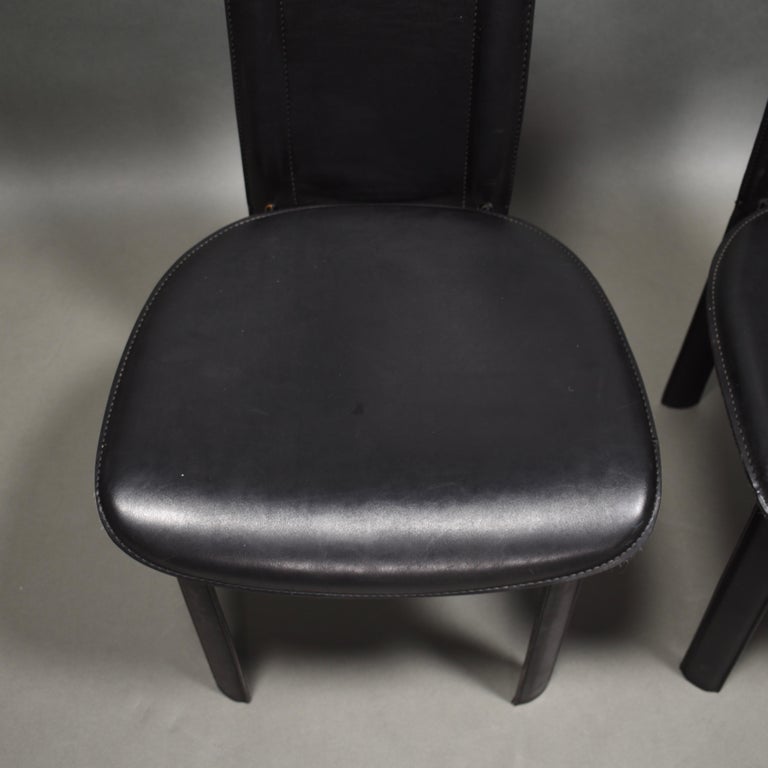 Paire de chaises Quia 'Elena B' en cuir noir, Italie, vers 1970-1980 En  vente sur 1stDibs