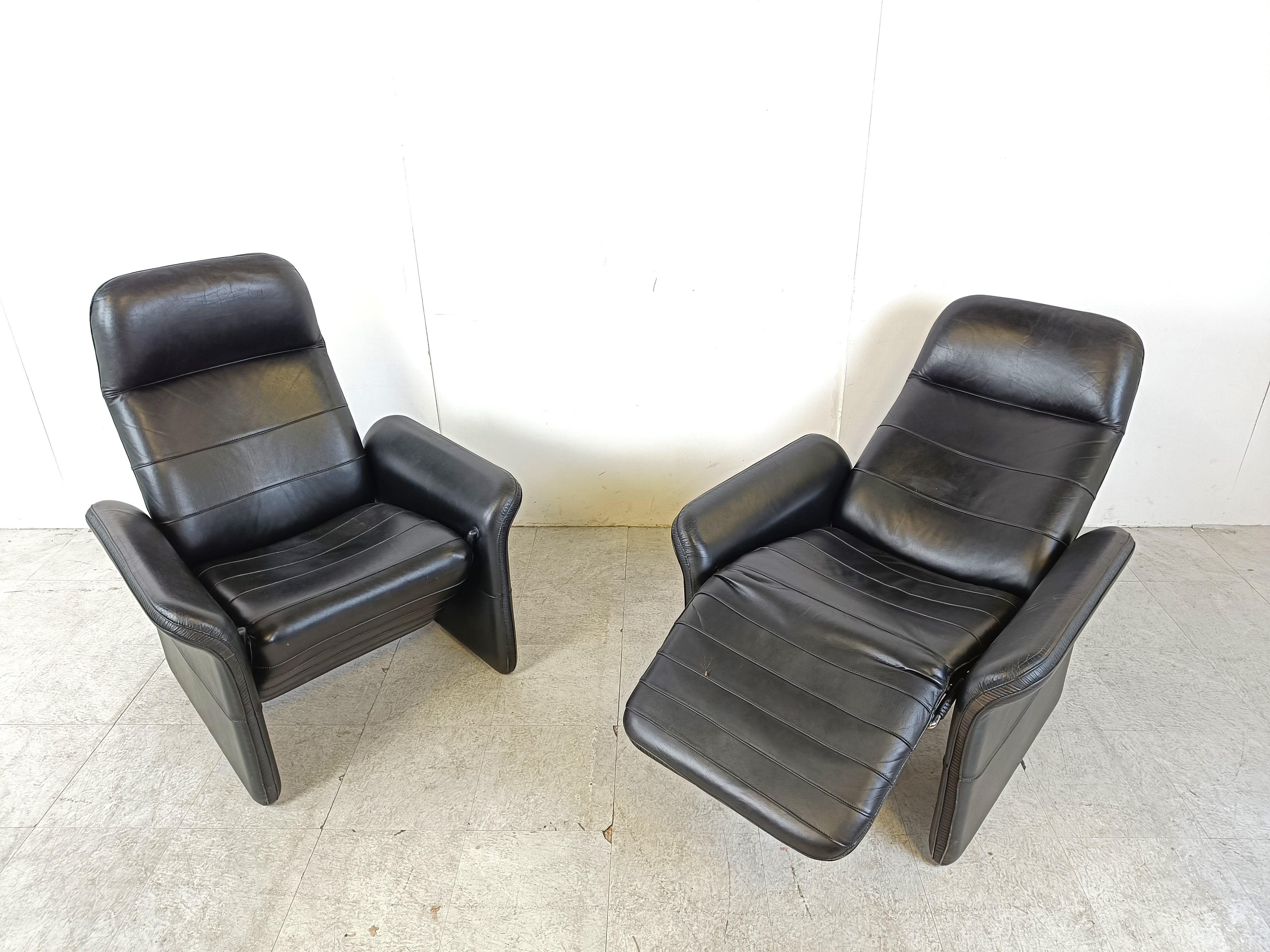 Mid century modern leather reclining armchairs in the manner of Desede's DS50.

Very comfortable chairs with a timeless design.

Very good condition

1970s - Switzerland

Dimensions:
Height: 100cm/39.37