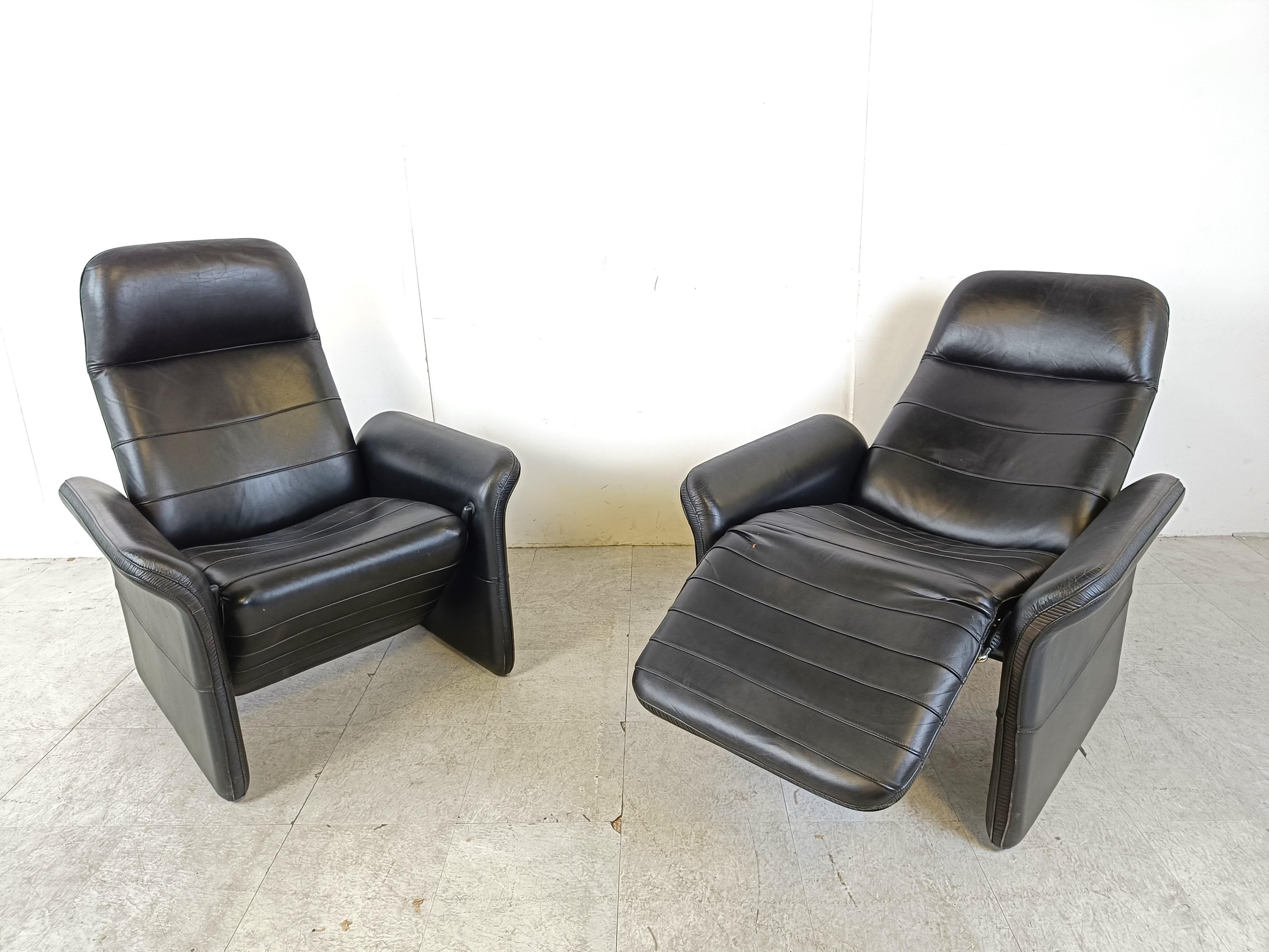 Mid-Century Modern Pair of black leather reclining armchairs, 1970s  For Sale