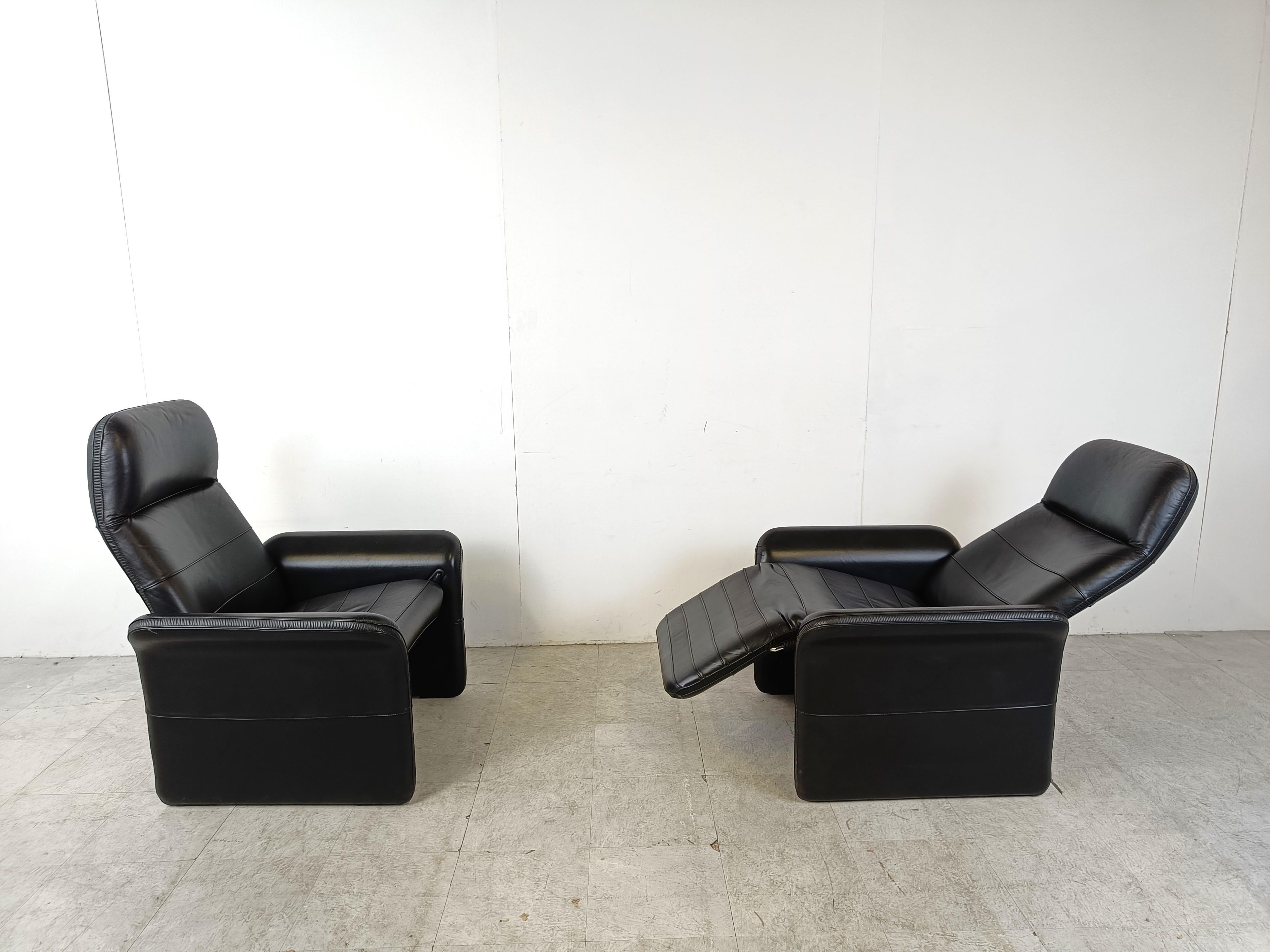 Pair of black leather reclining armchairs, 1970s  In Good Condition For Sale In HEVERLEE, BE