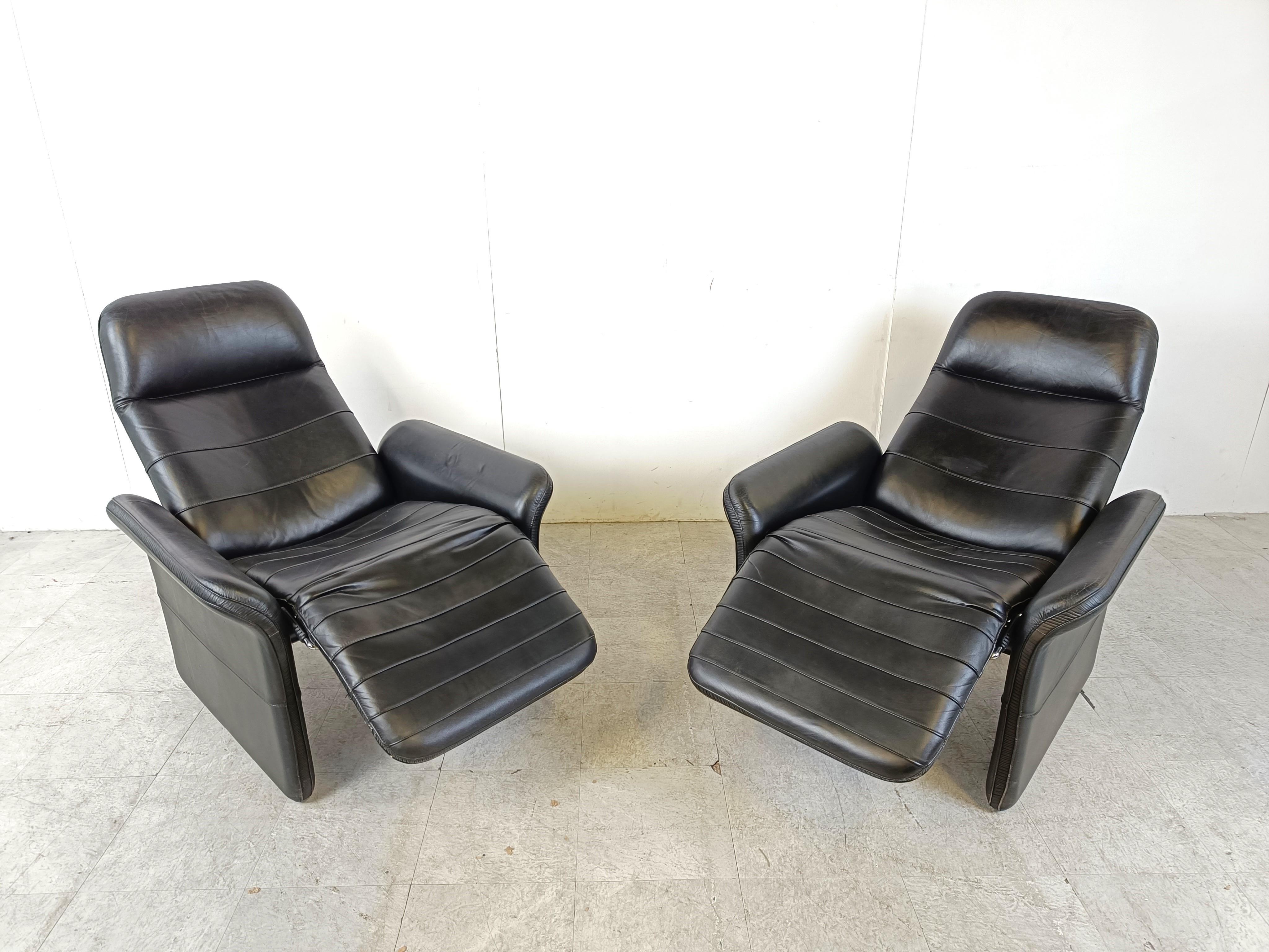 Leather Pair of black leather reclining armchairs, 1970s  For Sale