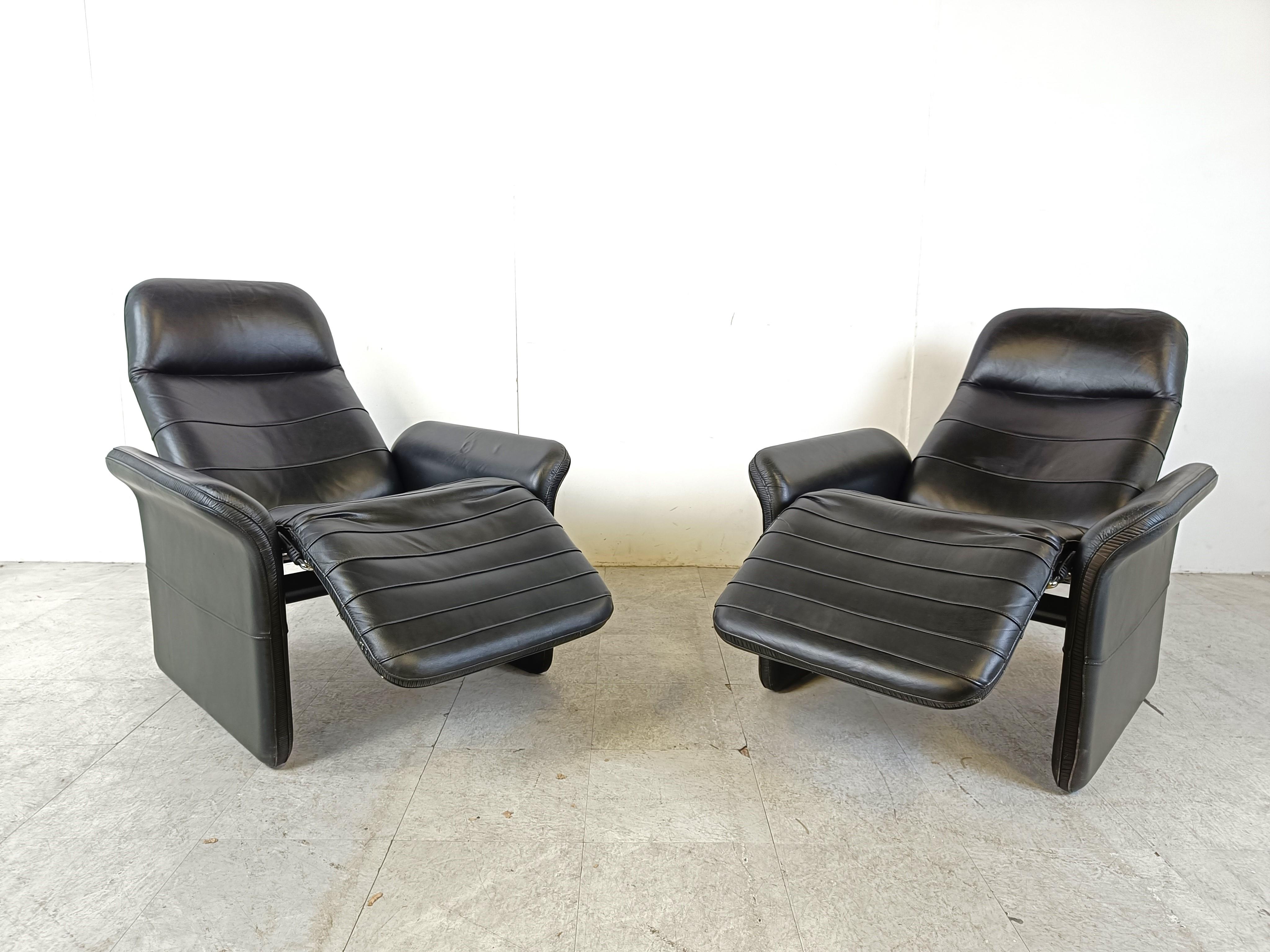 Pair of black leather reclining armchairs, 1970s  For Sale 1
