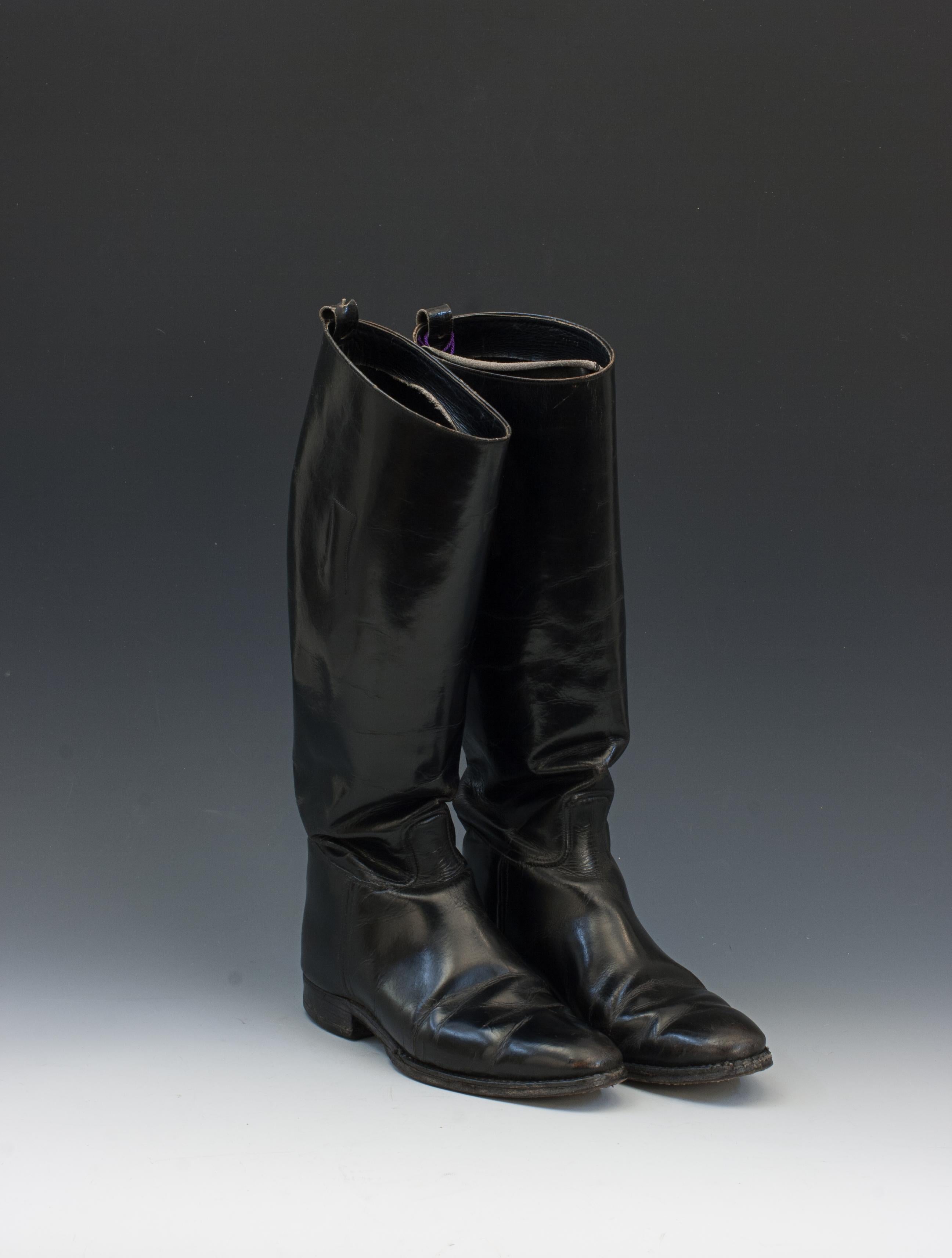 Stivali da equitazione in pelle nera.
Un bel paio di piccoli stivali da equitazione in pelle nera, la misura non è nota. Gli stivali sono probabilmente per un bambino o una donna.

Lo stivale misura 42 cm dalla base del tallone alla parte superiore