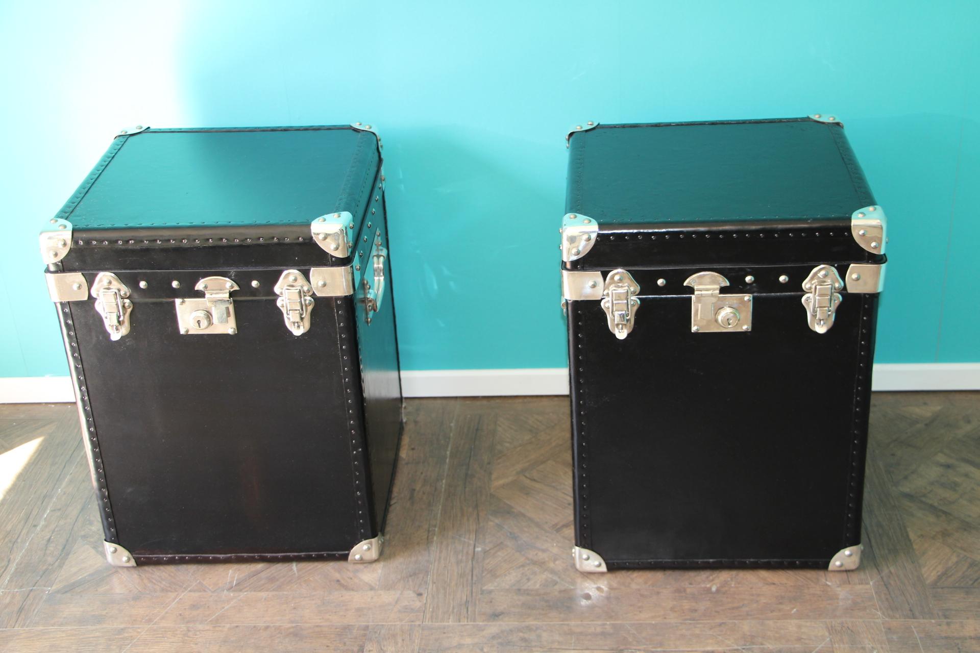 Beautiful pair of steamer trunks in solid wood covered with black leather. Polished aluminum corners and polished steel locks and side handles.
They could be used as bedside tables, side tables, blanket boxes or coffee tables. And they also can be