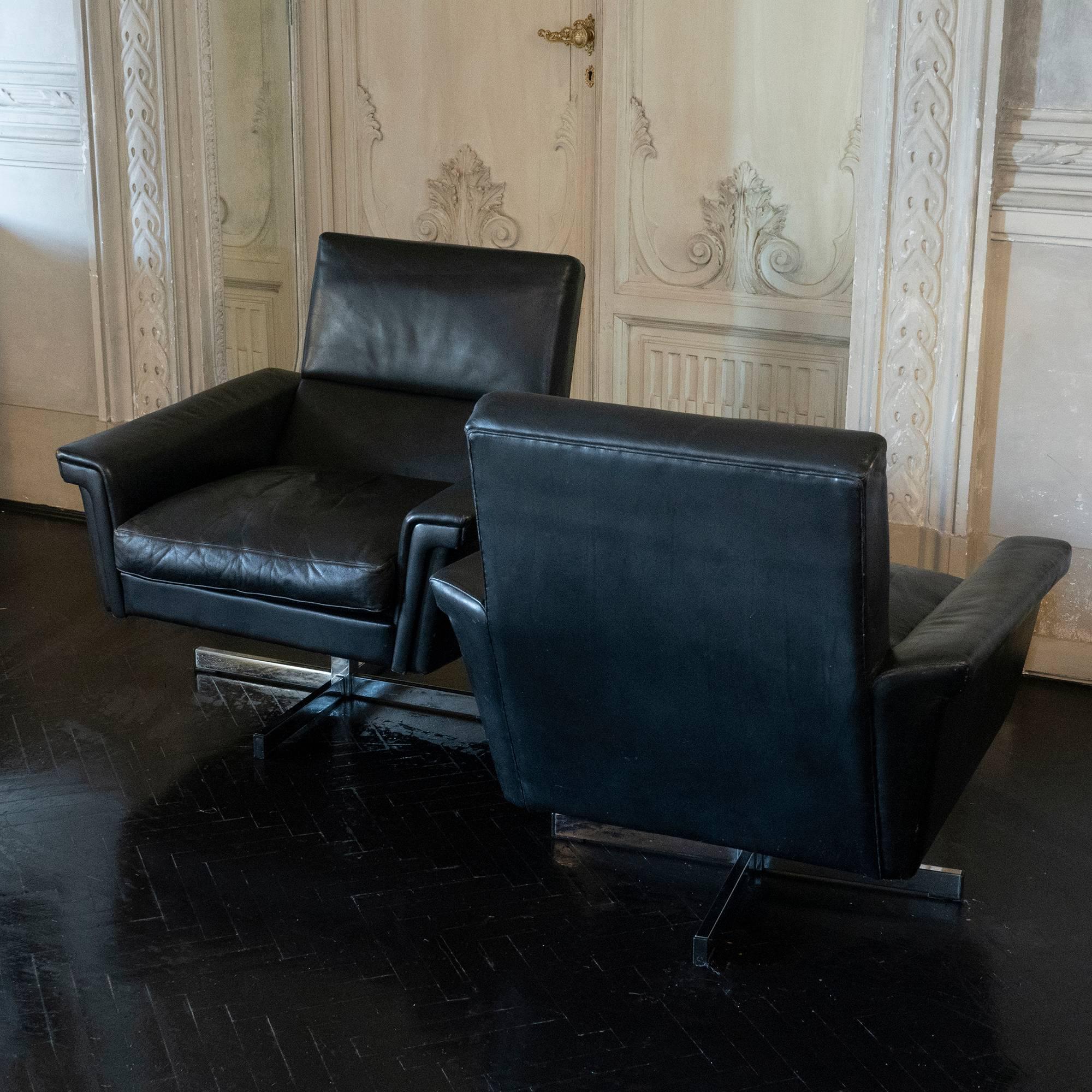 Pair of Black Leather Swivel Armchairs, France, 1970s 4