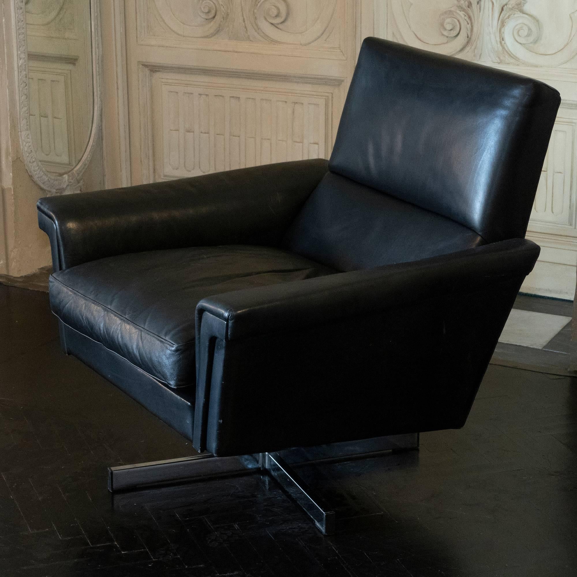 Pair of Black Leather Swivel Armchairs, France, 1970s In Good Condition In Firenze, IT