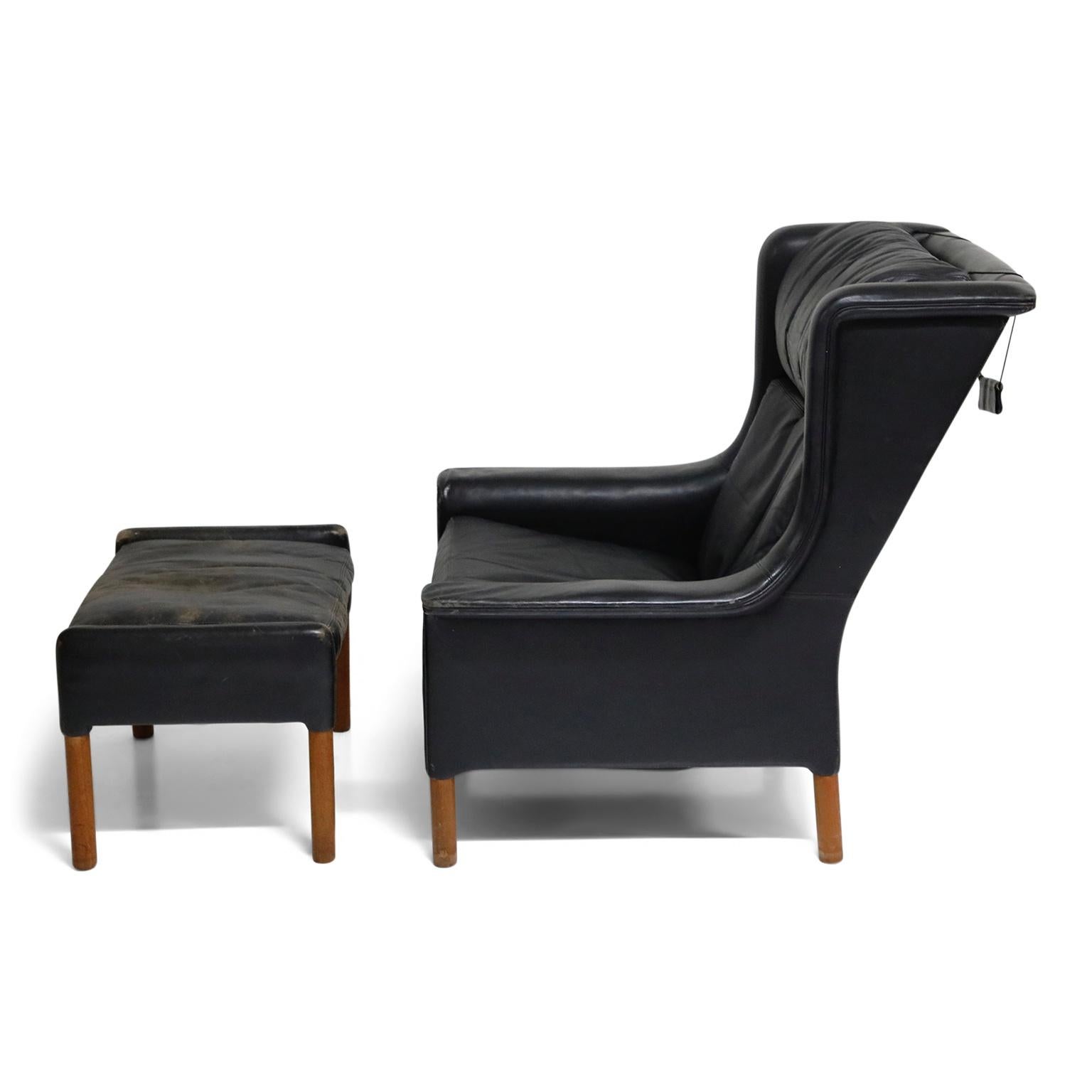 Mid-Century Modern Pair of Black Leather Wingback Chairs and Ottoman by Gerhard Berg, 1965