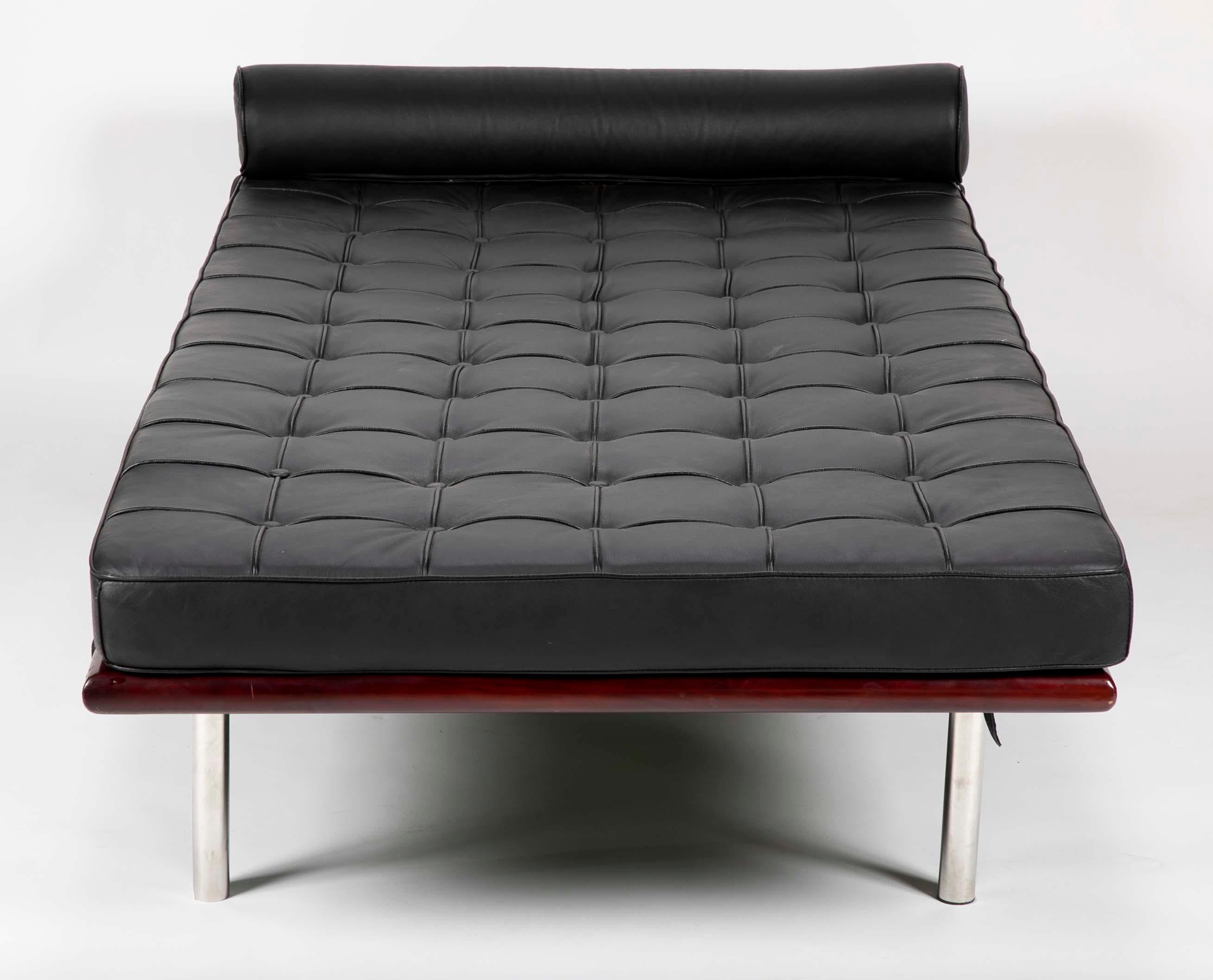 Mid-Century Modern Black Leatherette Chaise Lounge in the Manner of Mies van der Rohe