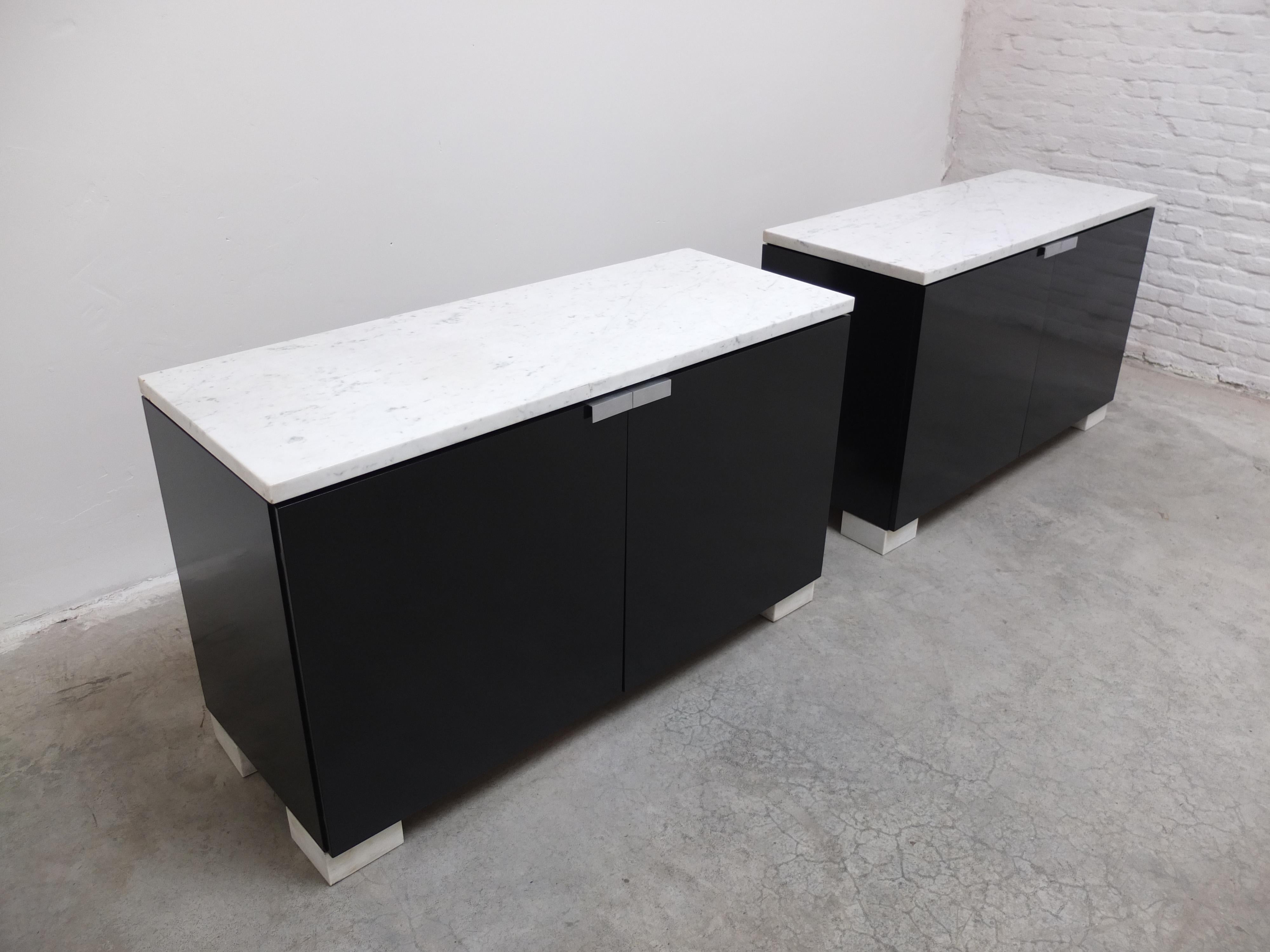 Mid-Century moderno Coppia di armadietti in marmo e nero di Alfred Hendrickx per Belform, anni '70 in vendita