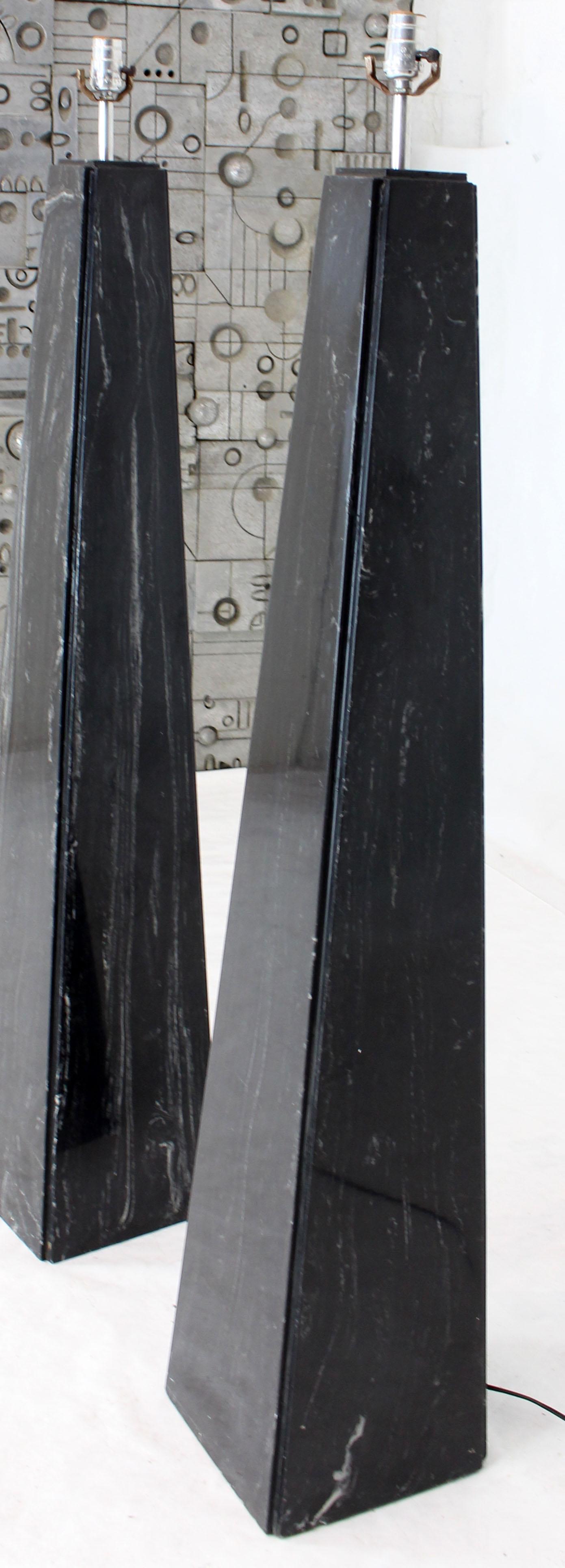 XX secolo Coppia di lampade da terra a forma di obelisco in marmo nero in vendita