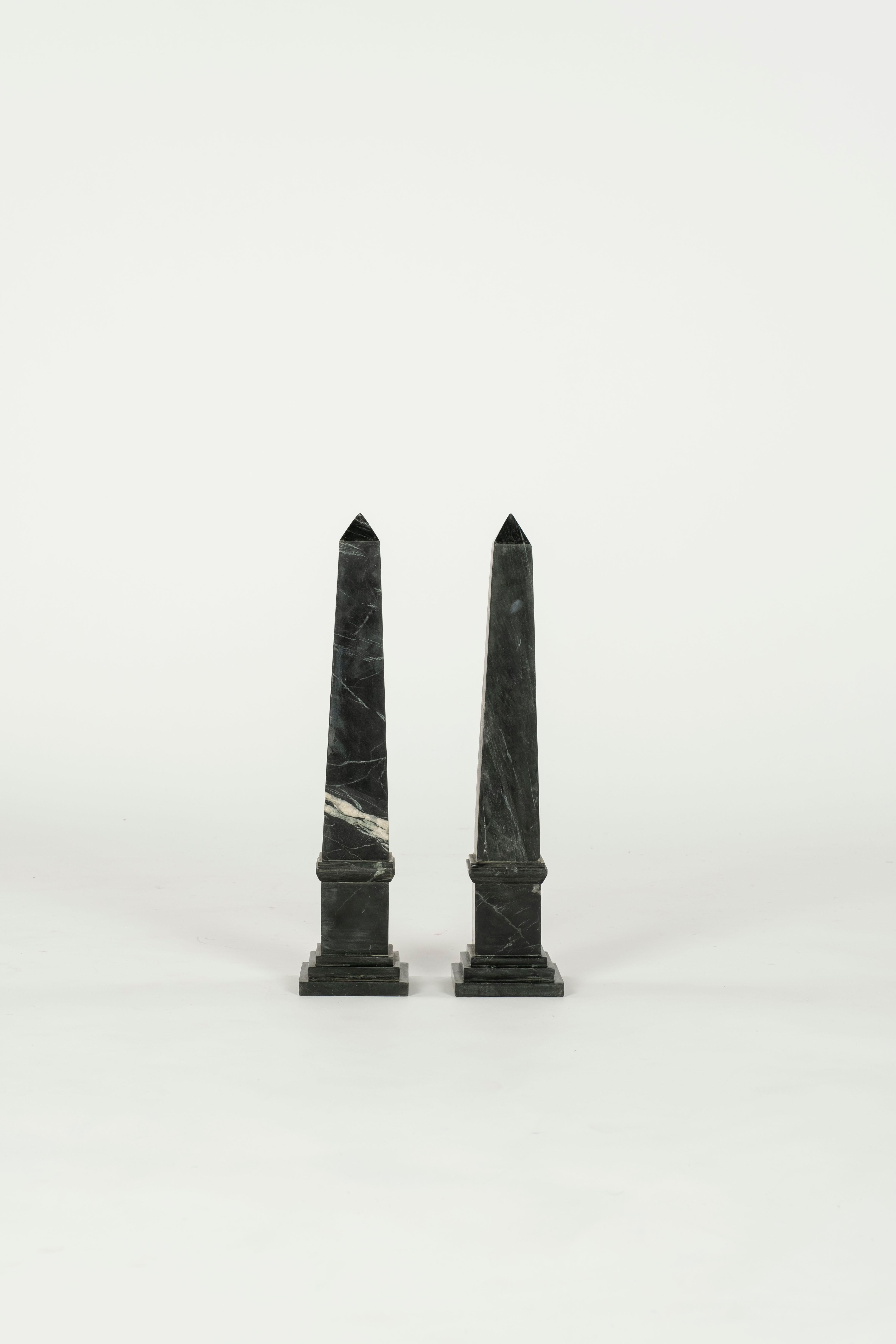 Schönes Paar Obelisken aus schwarzem Marmor.