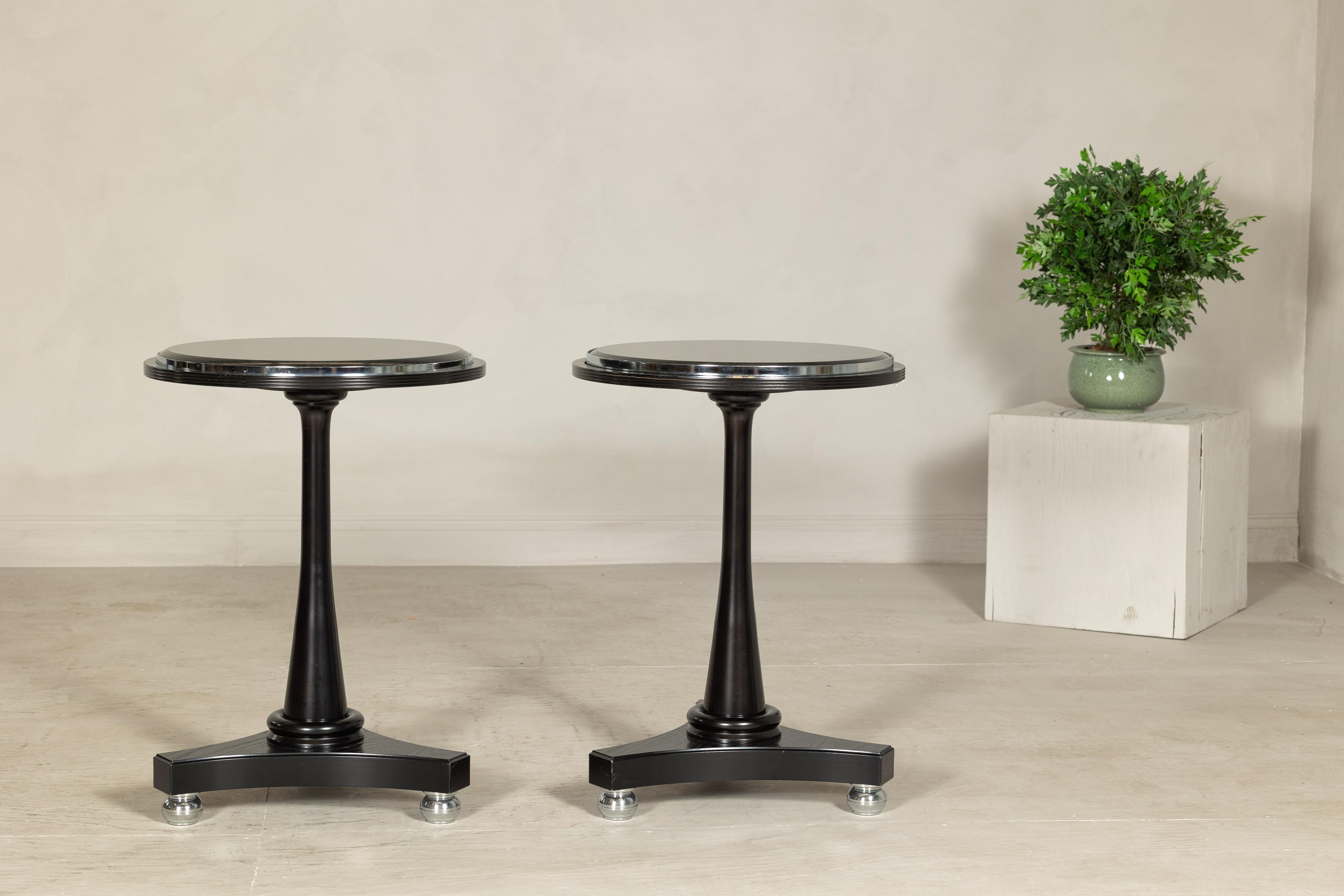 Ébénisé Paire de tables Gueridon à plateau en marbre noir et pieds Ball and Ball en métal Silver en vente